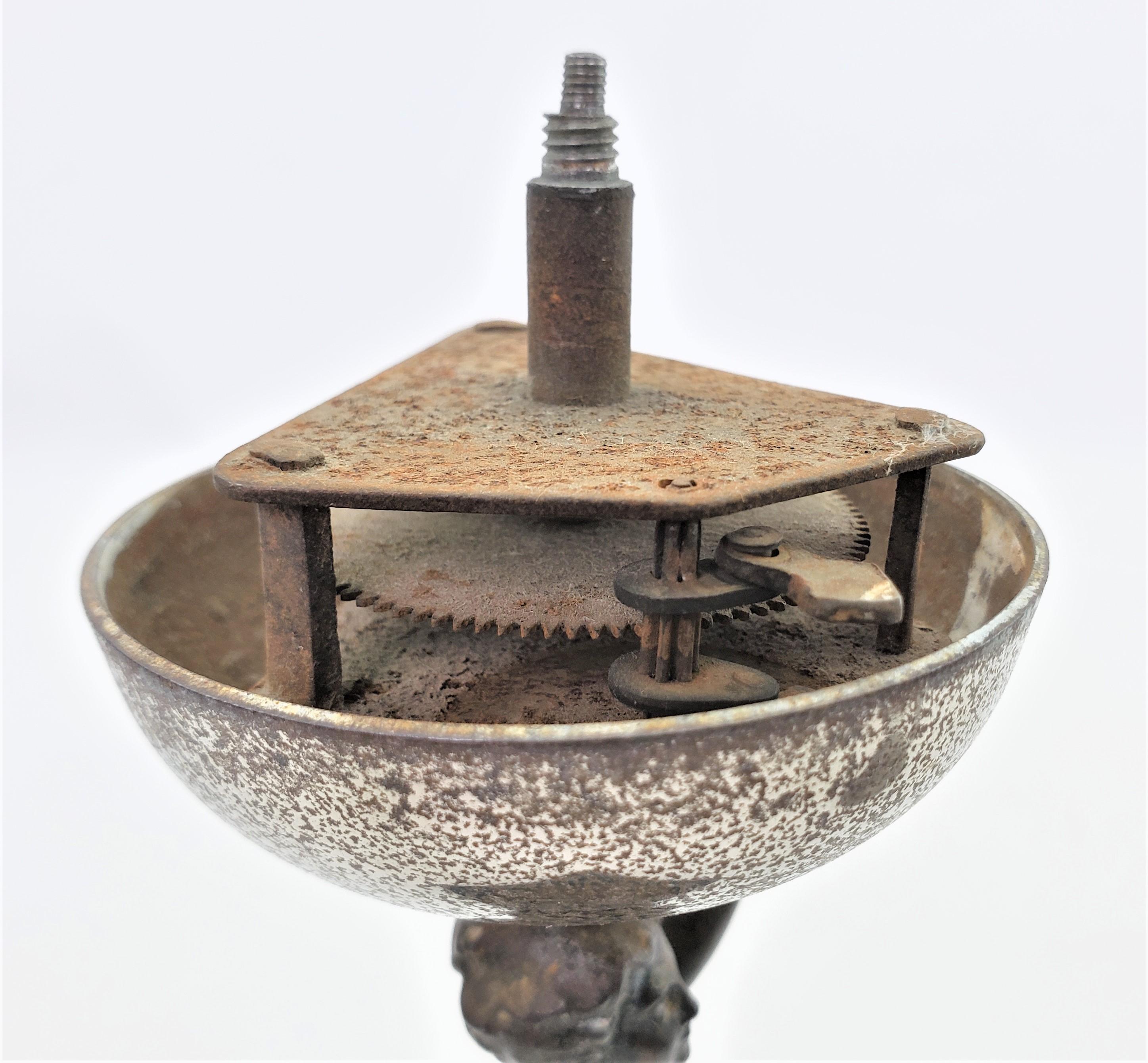 Ancienne cloche de service ou de dîner en métal coulé, figurative et mécanique, en forme de femme vêtue en vente 1