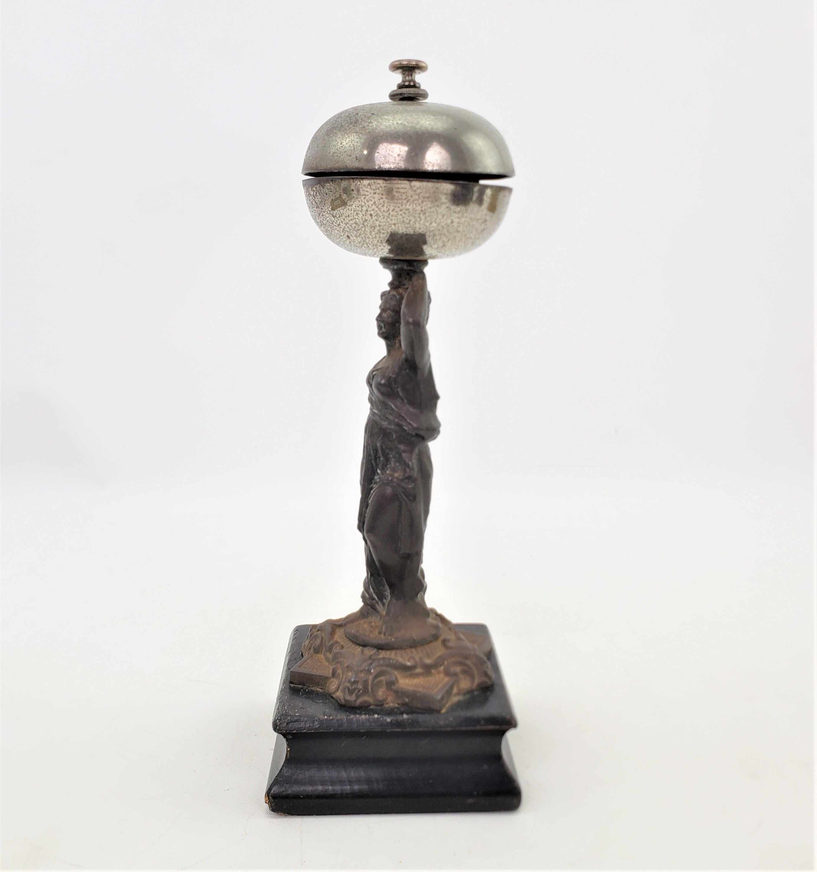 Anglais Ancienne cloche de service ou de dîner en métal coulé, figurative et mécanique, en forme de femme vêtue en vente