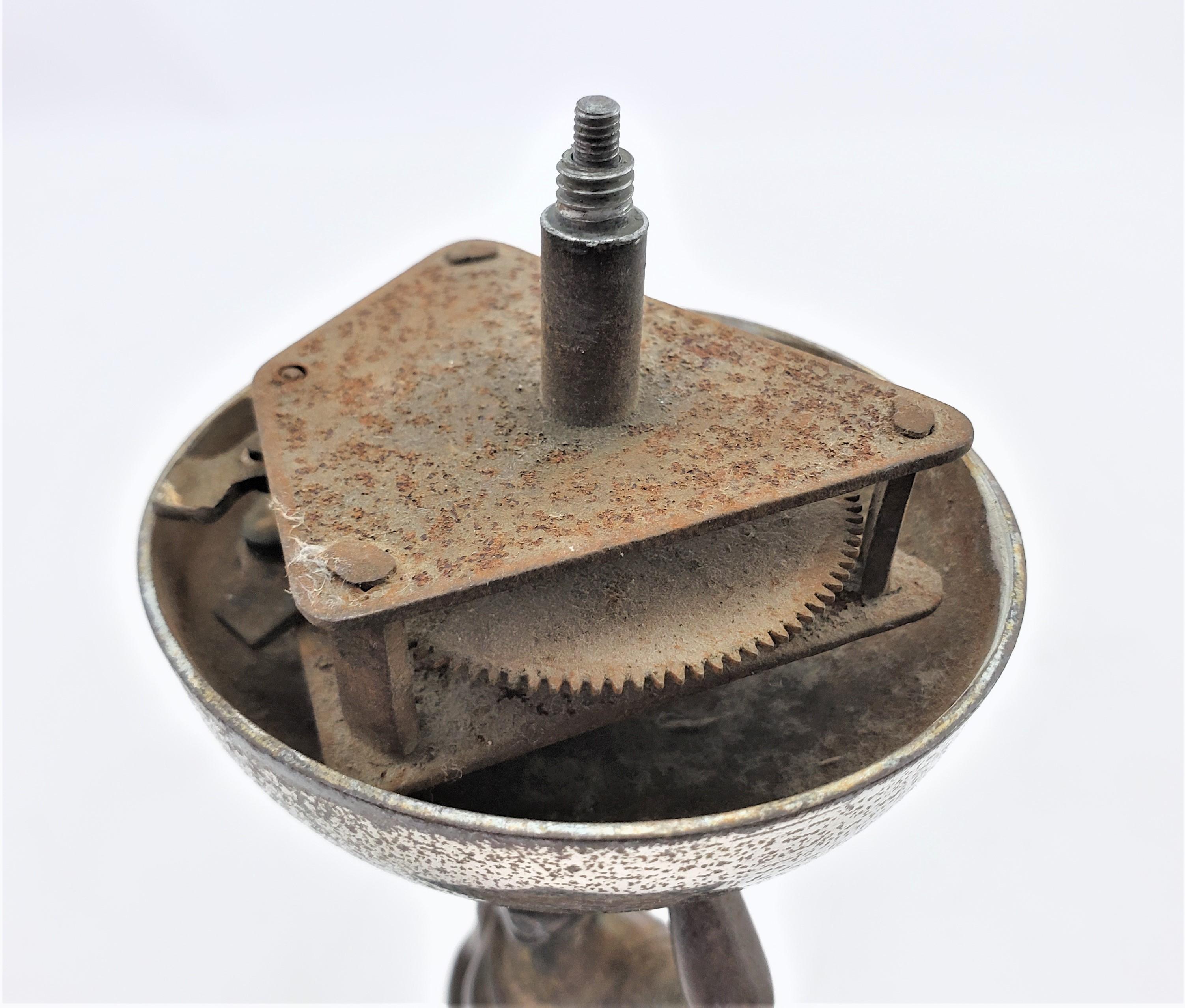 Métal Ancienne cloche de service ou de dîner en métal coulé, figurative et mécanique, en forme de femme vêtue en vente