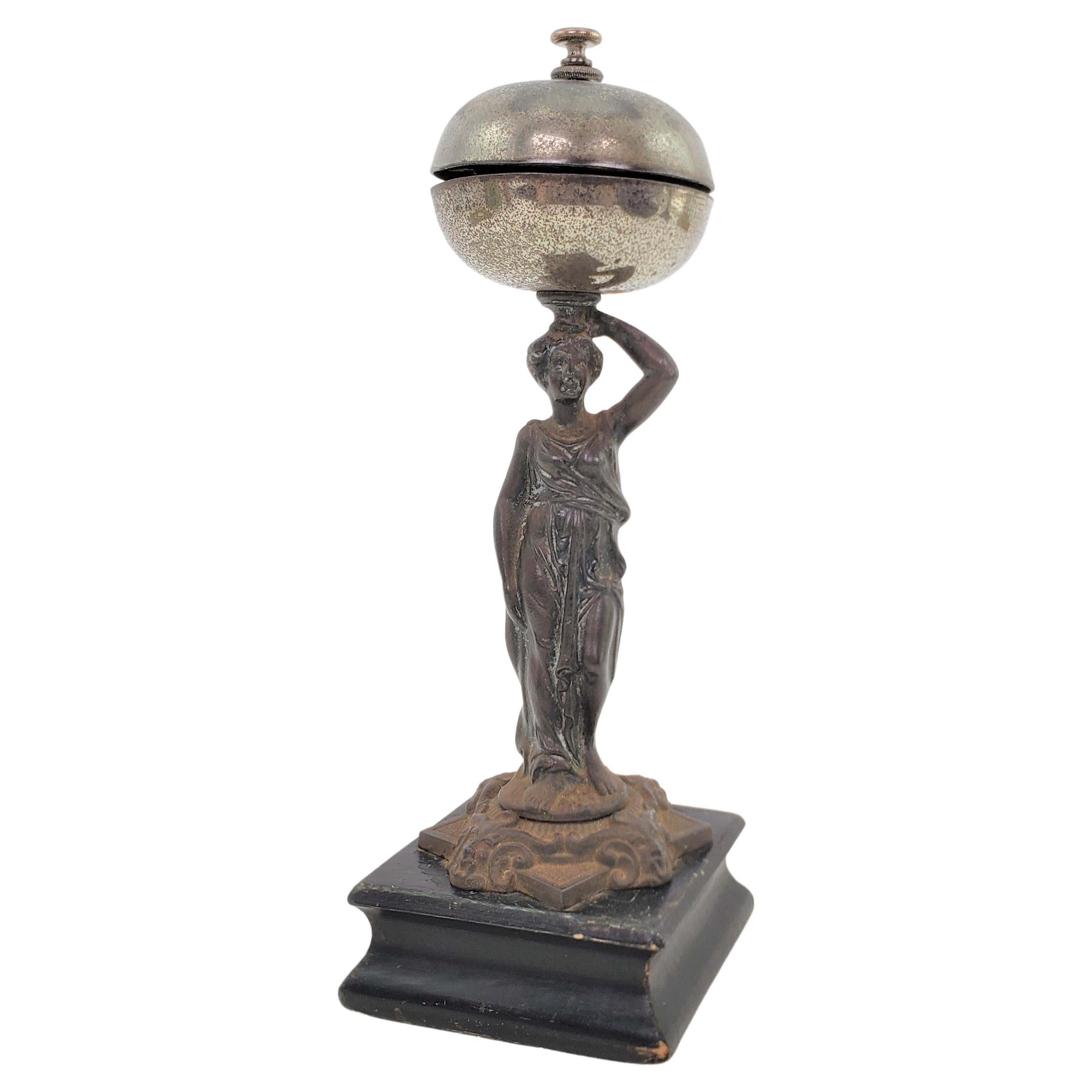 Ancienne cloche de service ou de dîner en métal coulé, figurative et mécanique, en forme de femme vêtue en vente
