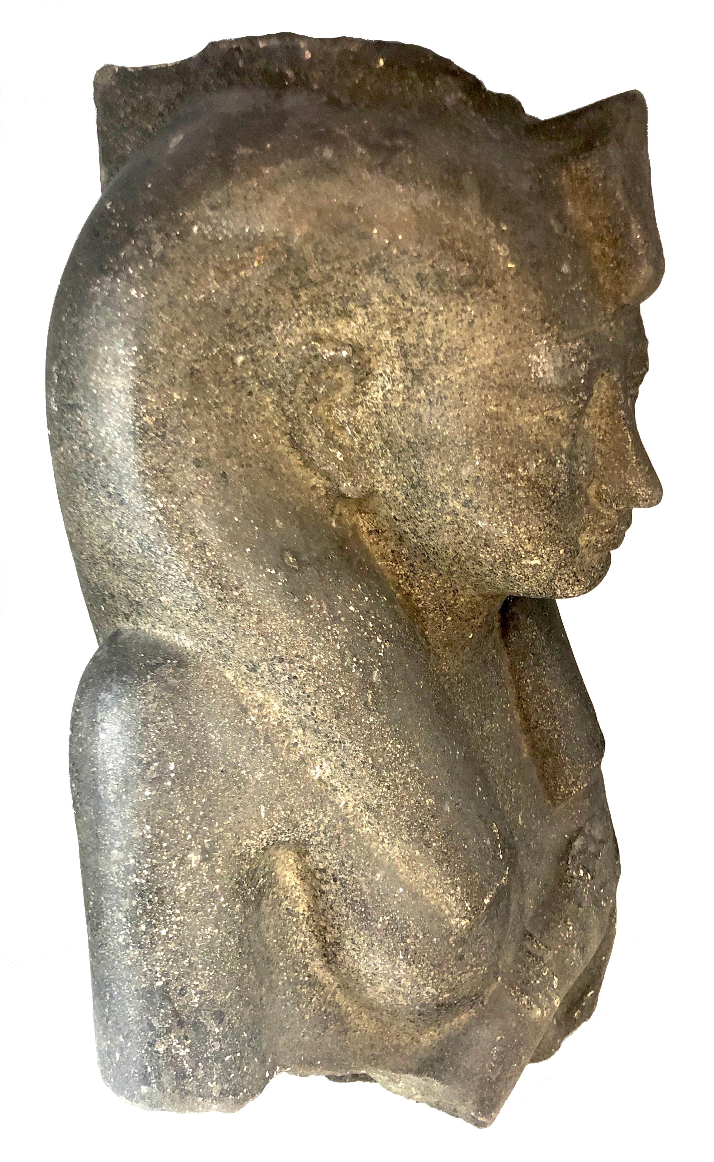 Dekorativer Abguss einer Skulptur der ägyptischen Göttin Isis.