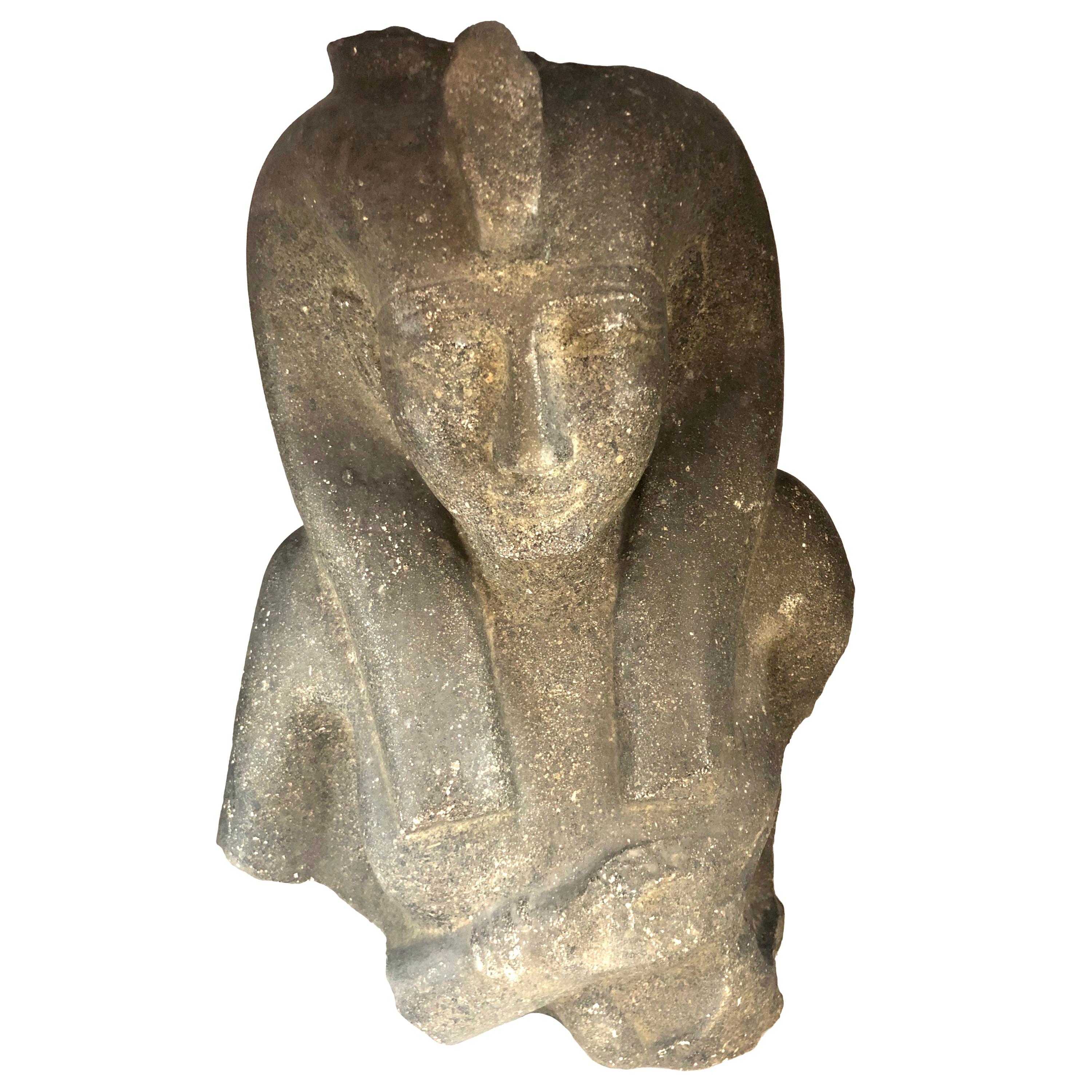 Antike gegossene Skulptur Ägyptische Göttin Isis im Angebot