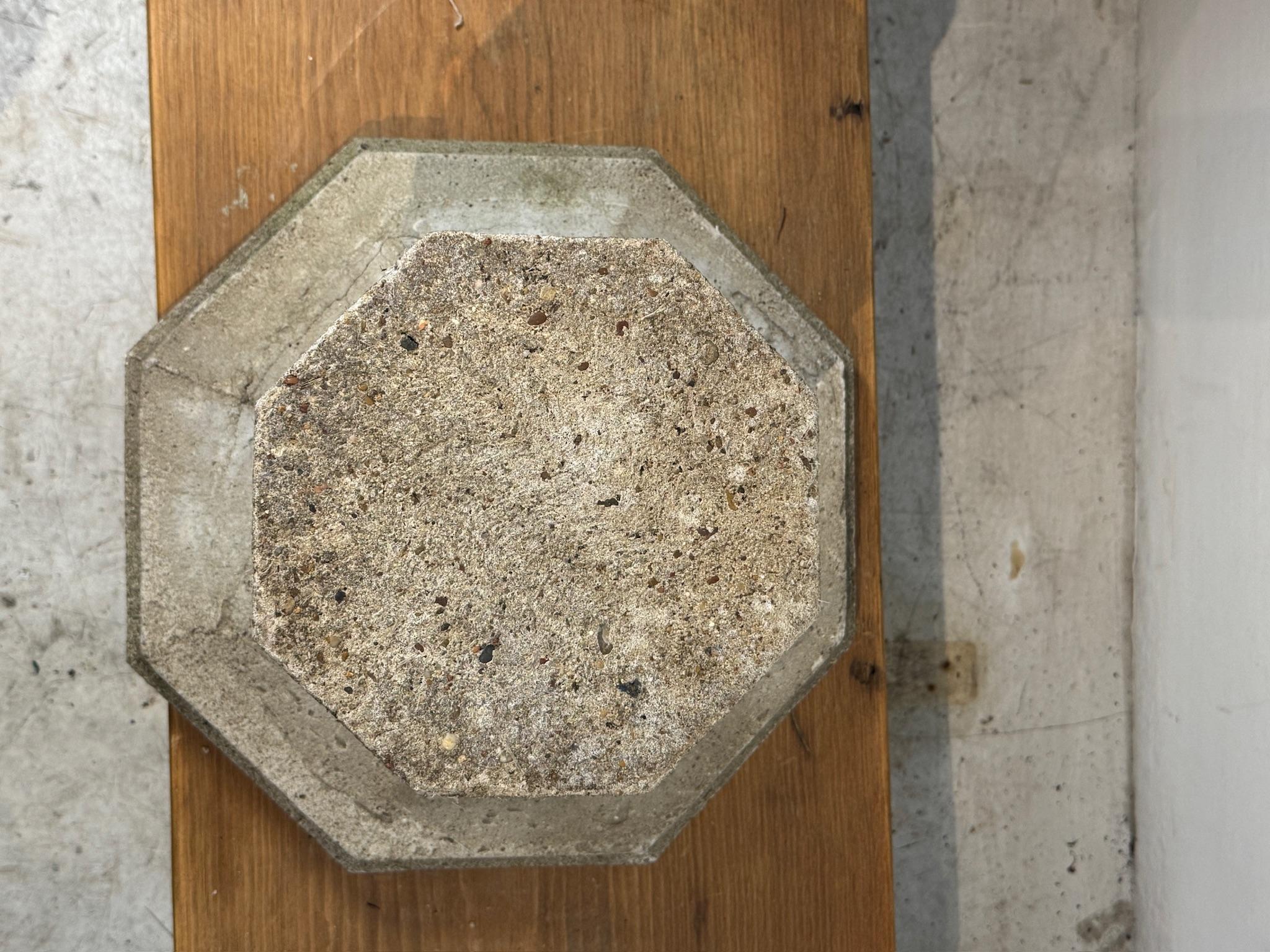Añade un encanto intemporal a tu jardín con esta antigua pila para pájaros de piedra fundida, de hacia 1920. Con un diseño clásico de pedestal, este elegante adorno de jardín presenta una pátina naturalmente desgastada, lo que aumenta su atractivo