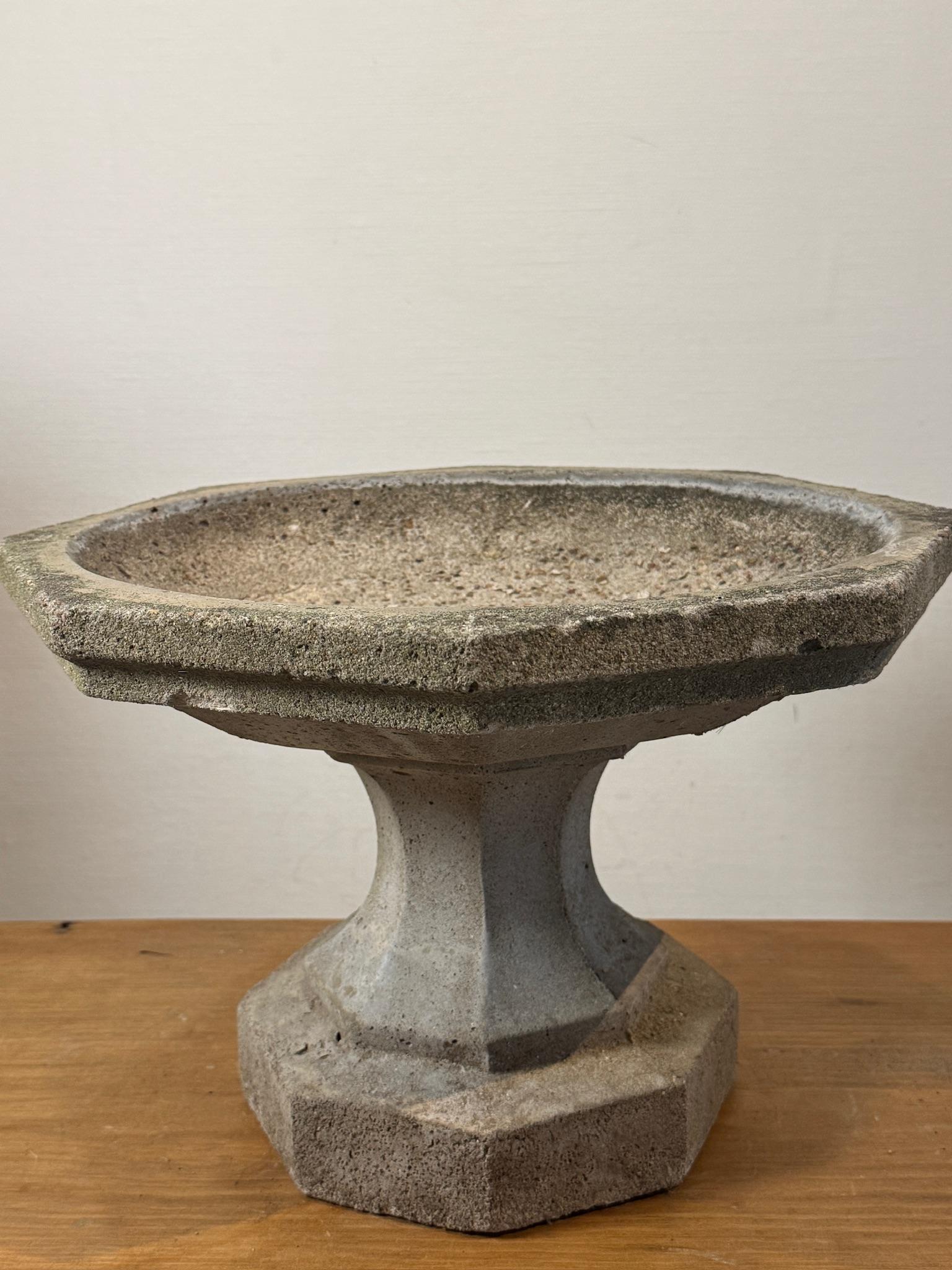 Antiguo adorno de jardín con pileta para pájaros de piedra fundida - Circa 1920 en Bueno estado para la venta en West Hollywood, CA