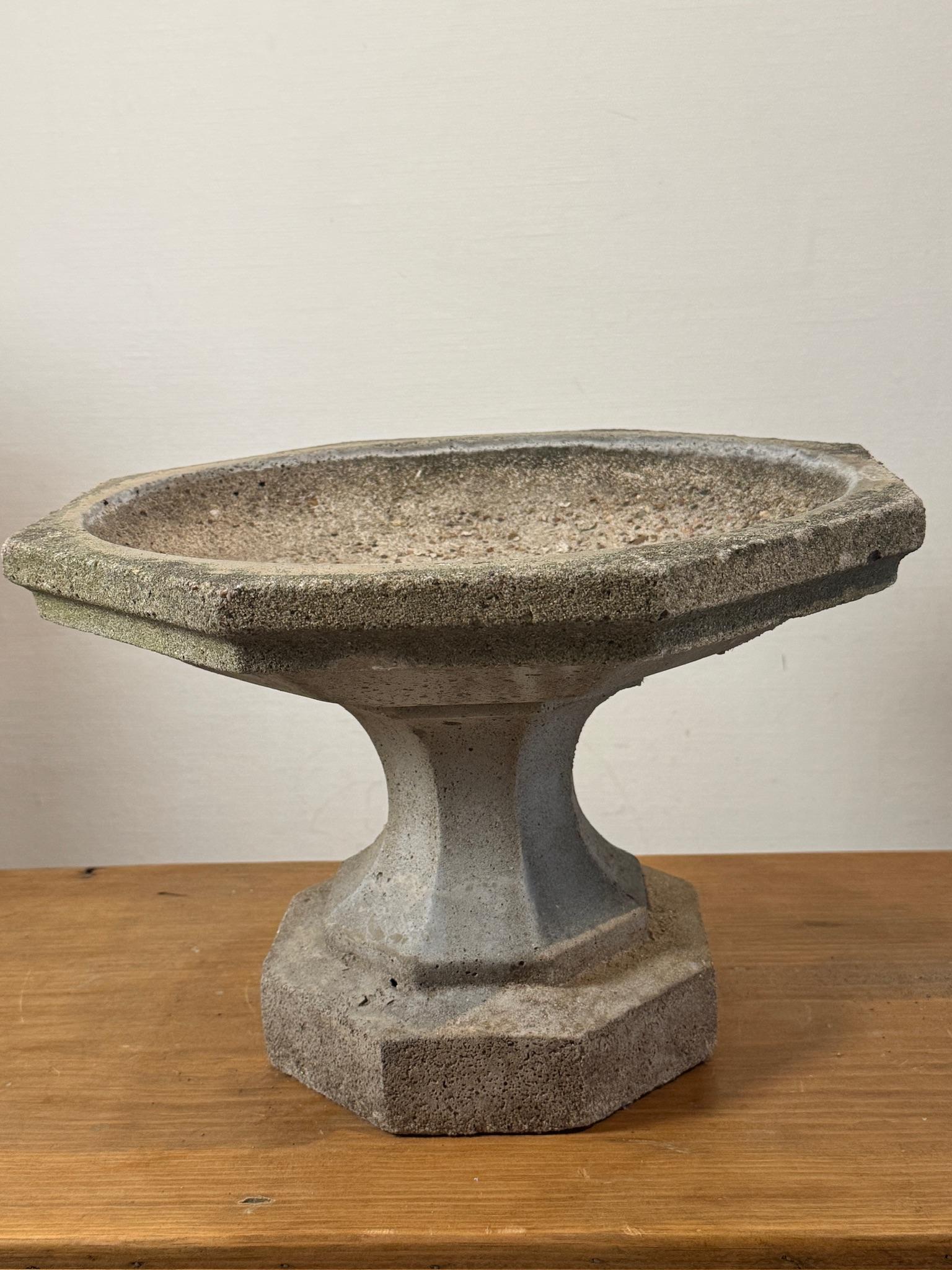 Antiguo adorno de jardín con pileta para pájaros de piedra fundida - Circa 1920 principios del siglo XX en venta
