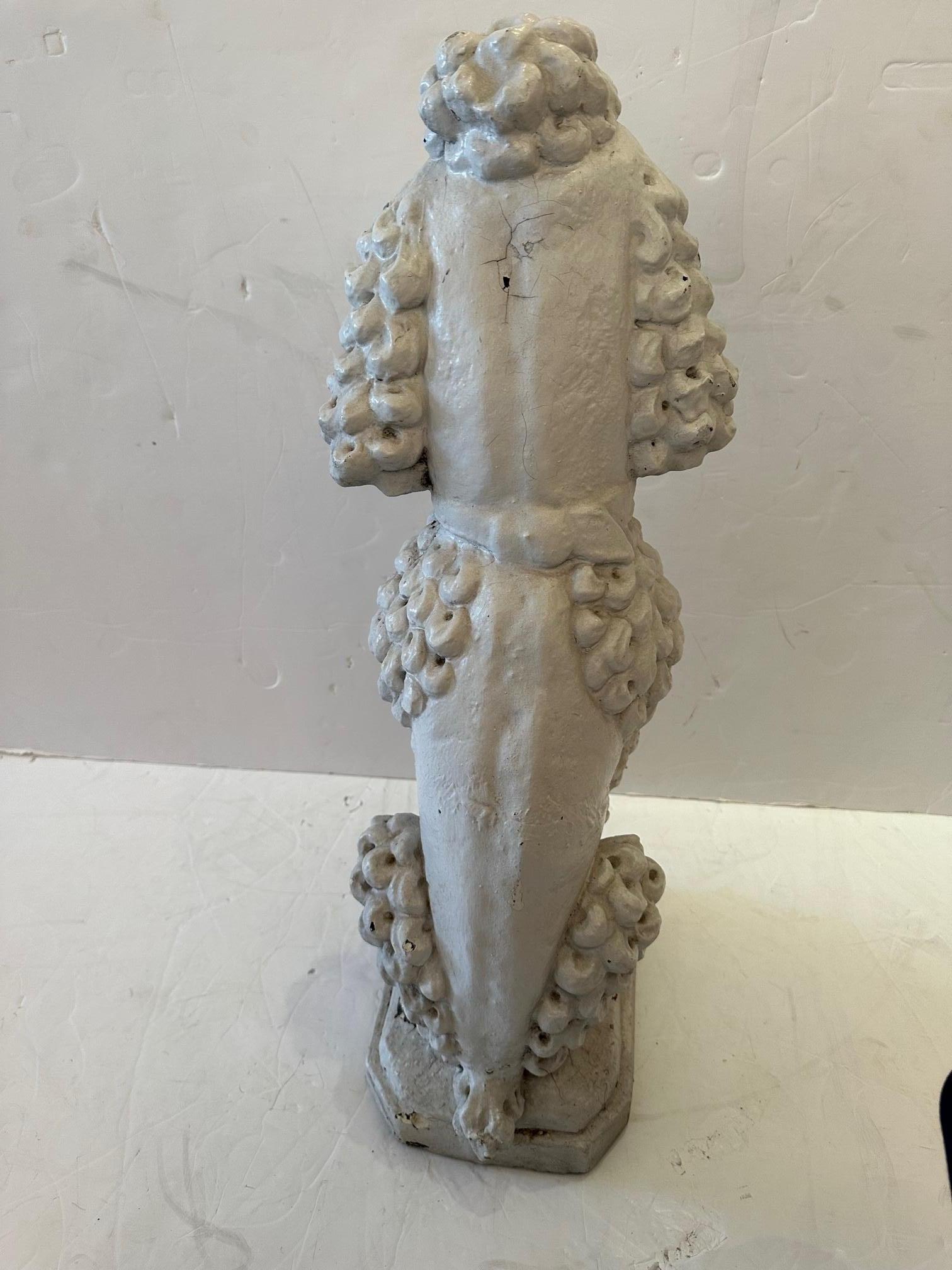 Antike weiße Pudel-Skulptur aus Zementgussstein im Zustand „Starke Gebrauchsspuren“ im Angebot in Hopewell, NJ