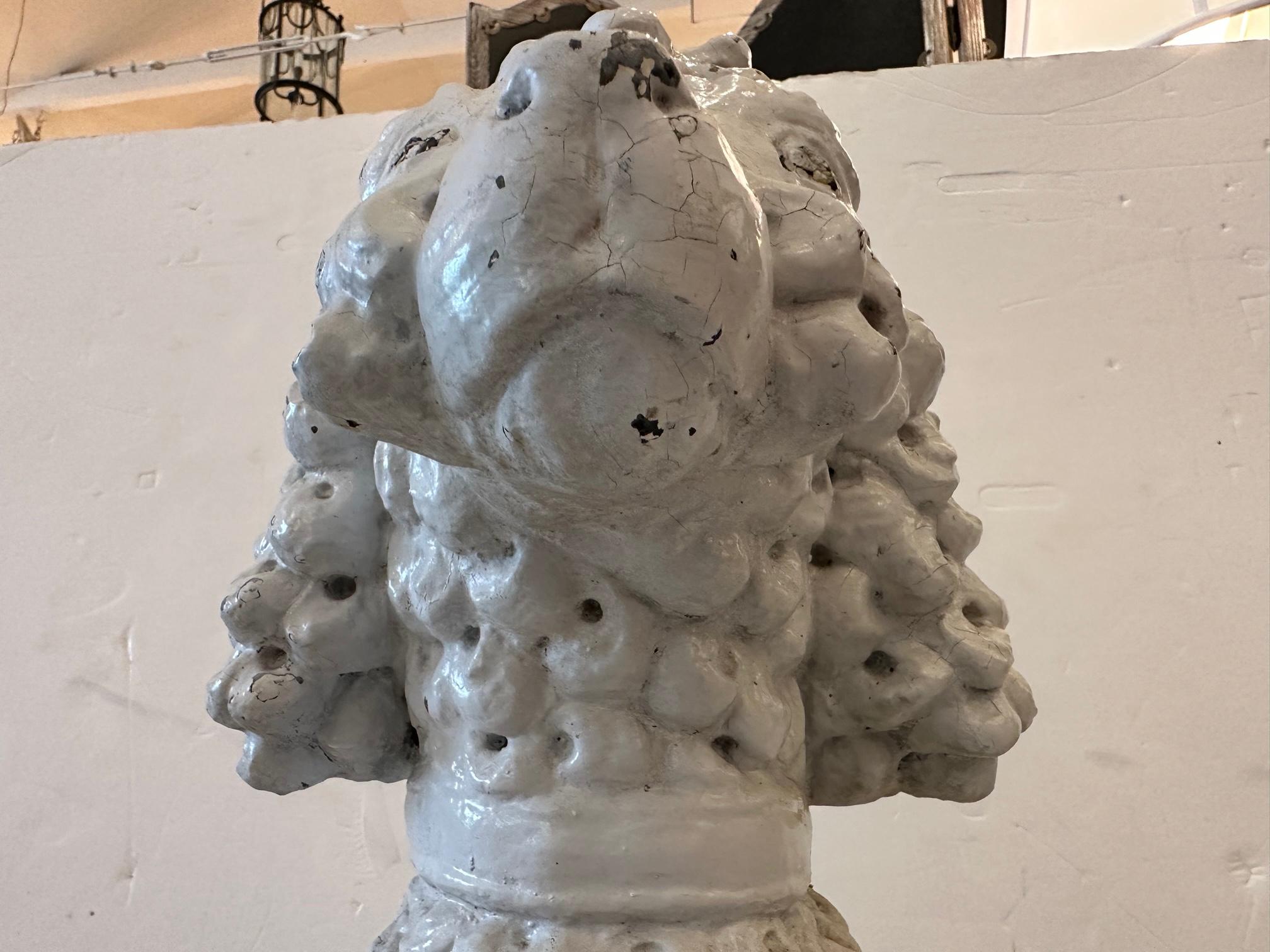 Pierre artificielle Sculpture ancienne de caniche en pierre moulée blanche en ciment en vente