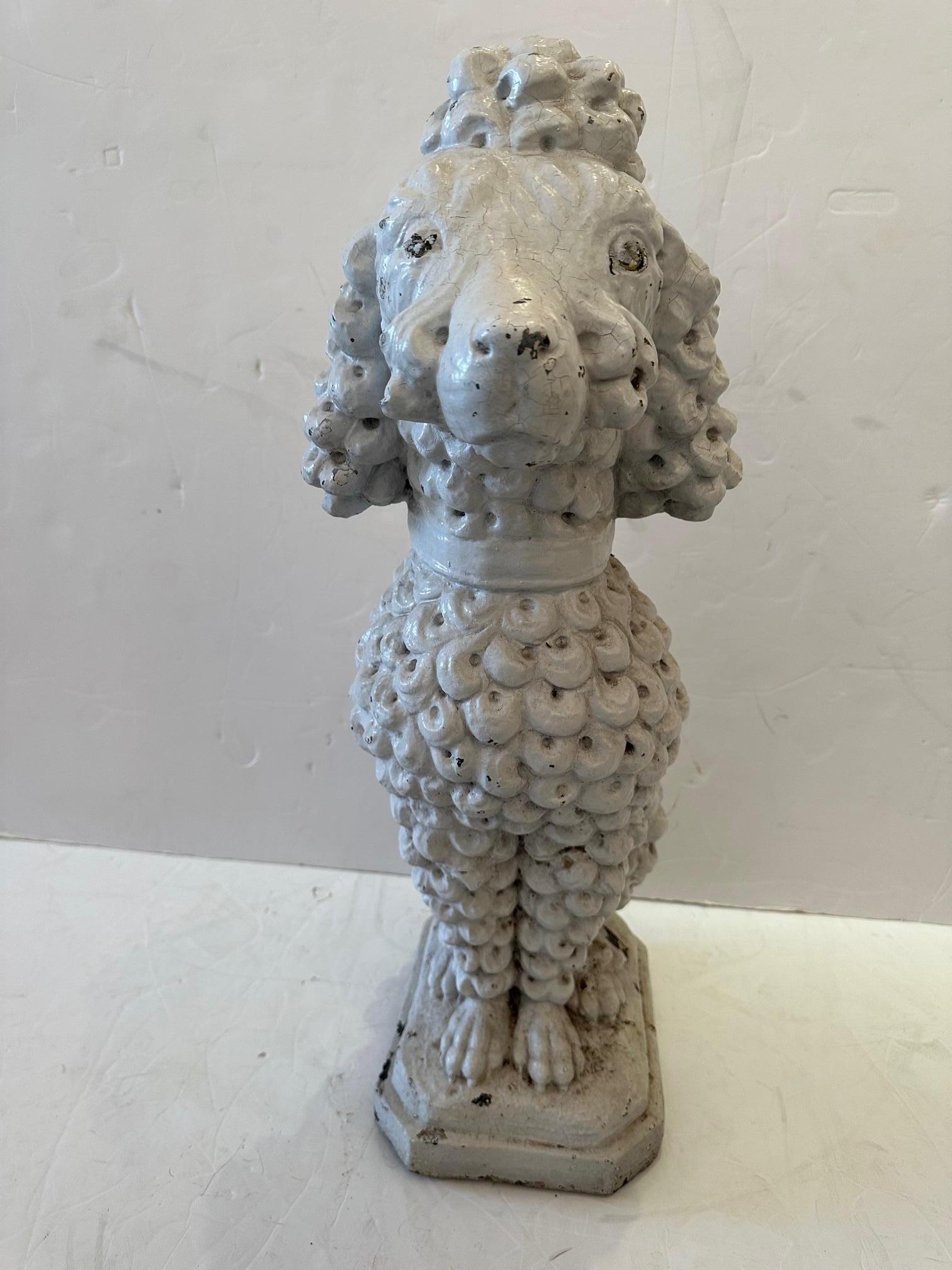 Sculpture ancienne de caniche en pierre moulée blanche en ciment en vente 2