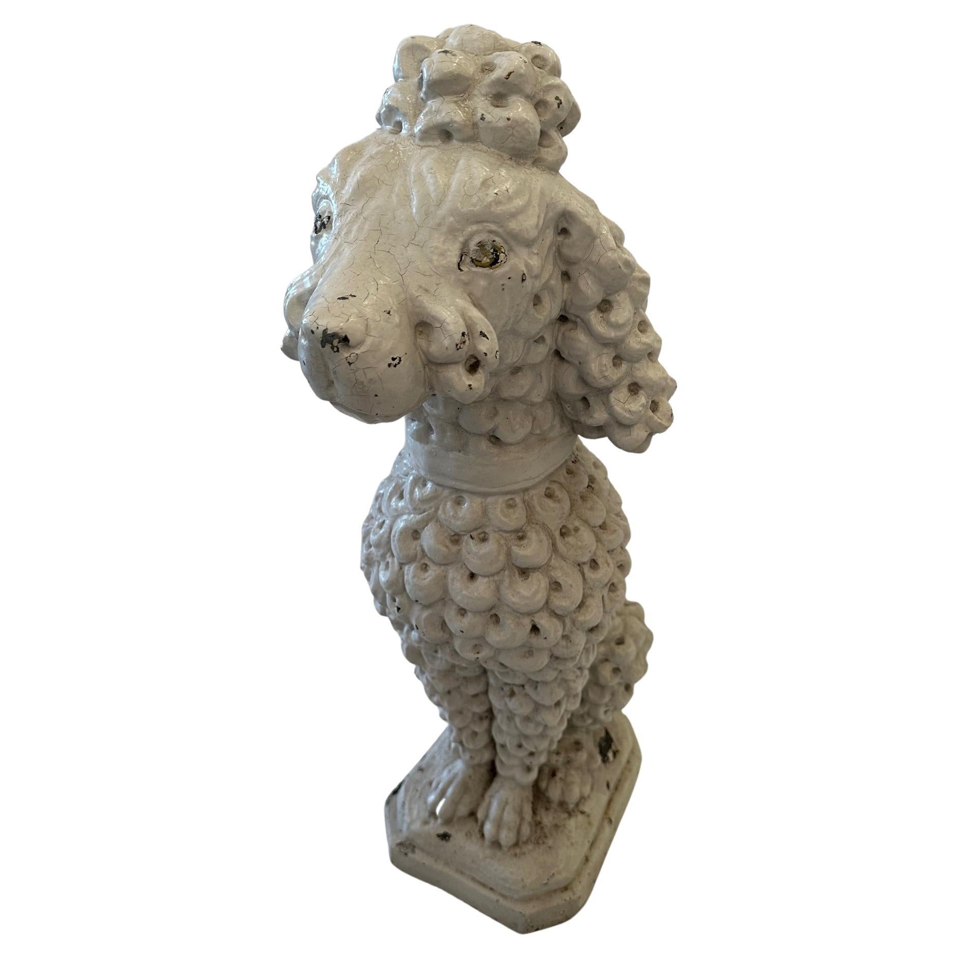 Escultura antigua de caniche blanco de cemento y piedra fundida
