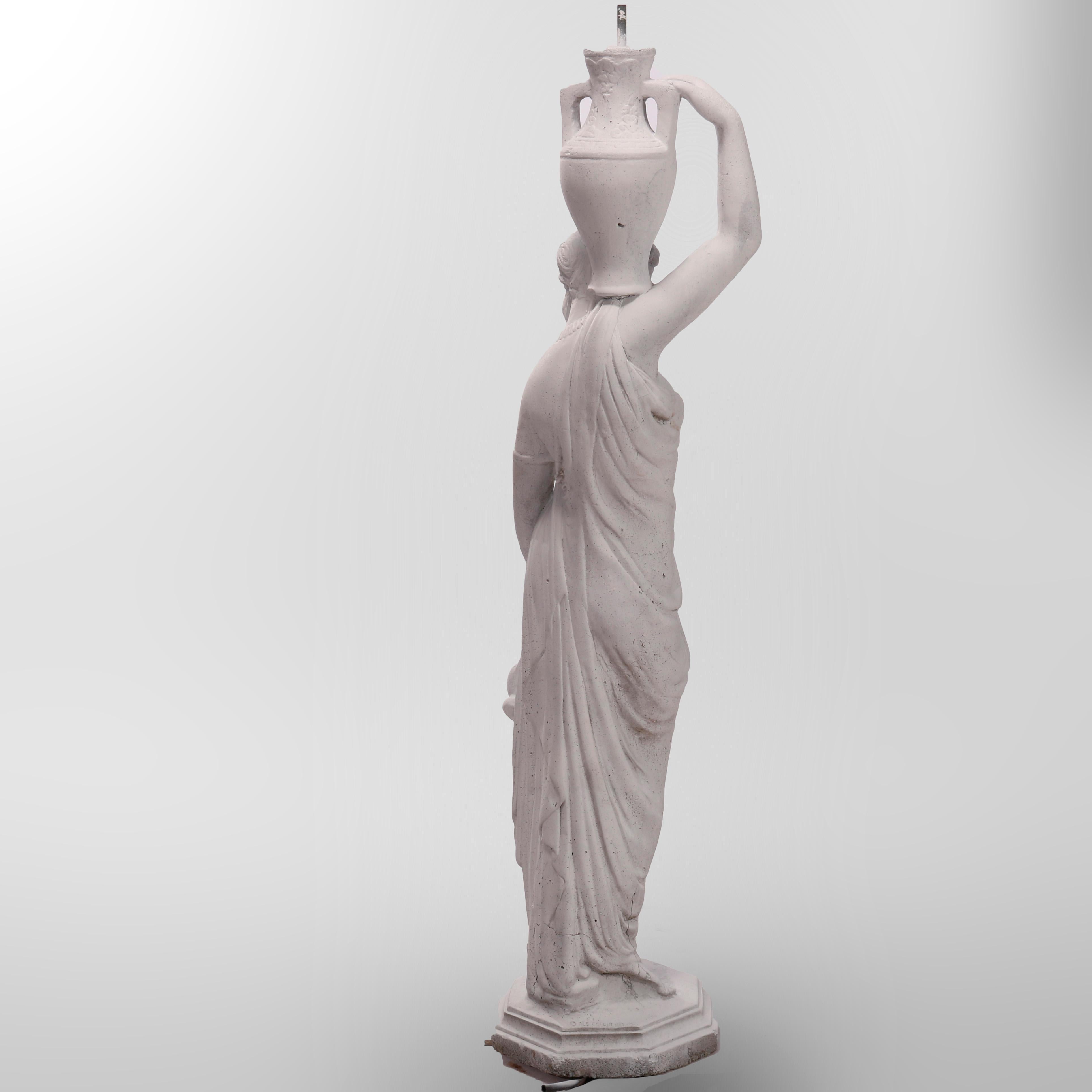 Antike antike Gartenbrunnenfigur aus Steinguss mit klassischer Frau und Gefäß, um 1920 (20. Jahrhundert)