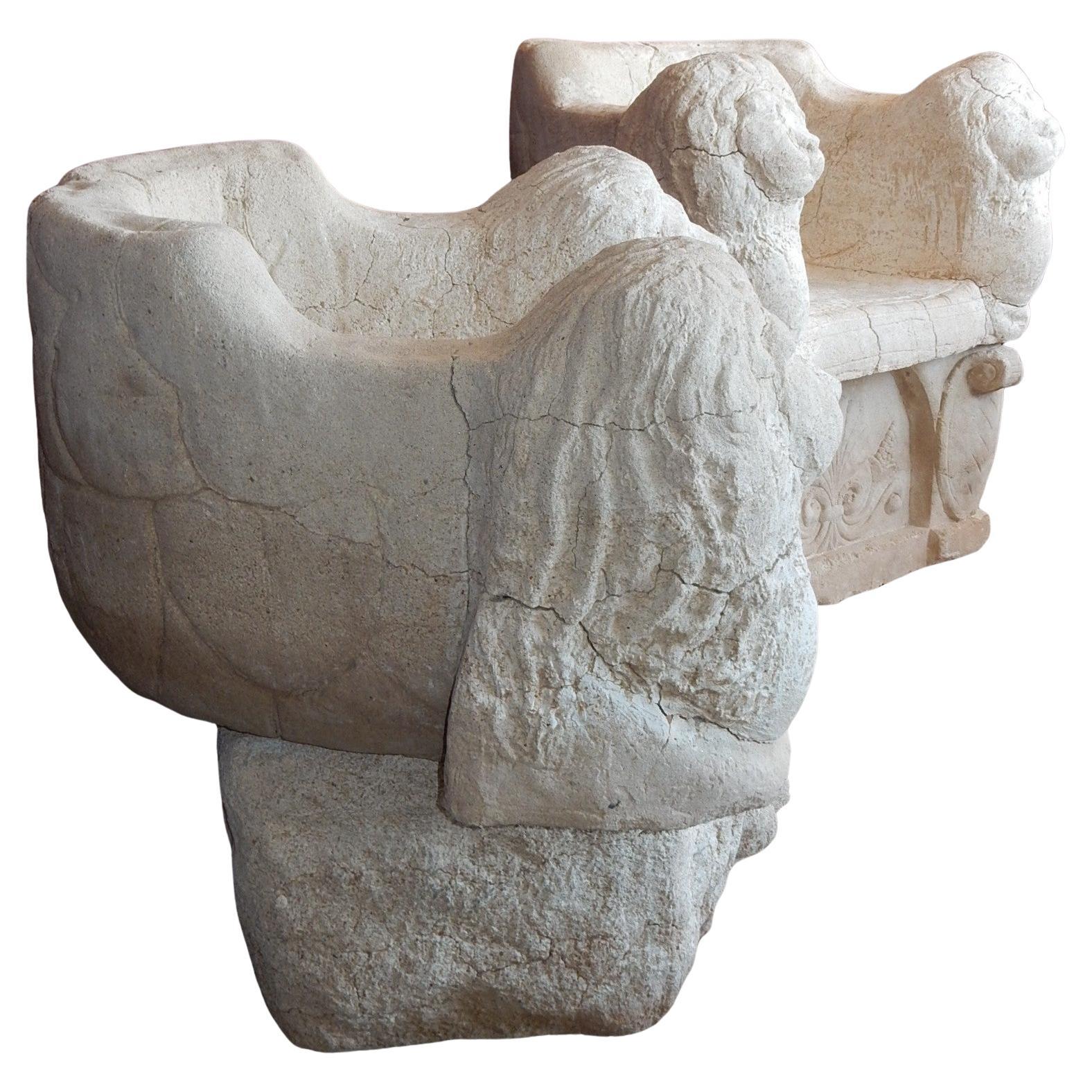 Une paire d'énormes chaises de jardin à tête de lion en pierre moulée.
Les bases sont de type 
