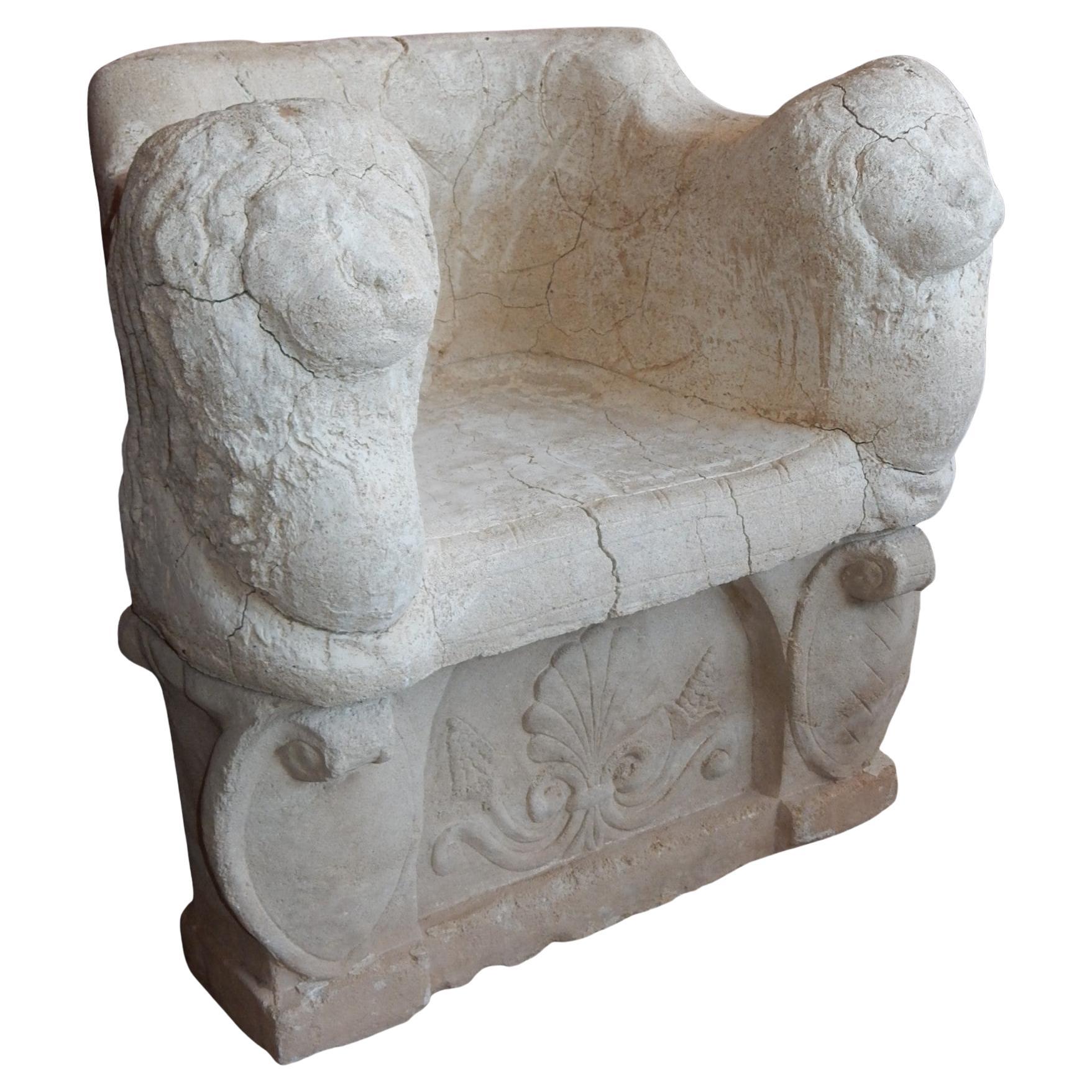 Romain classique Chaises anciennes en pierre moulée pour le trône d'un lion de jardin en vente