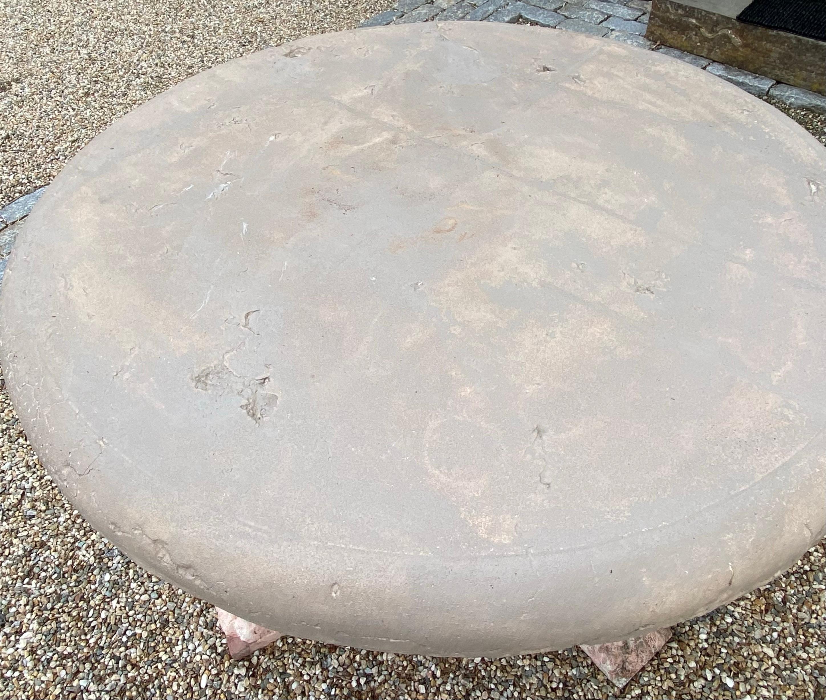 Ancienne table en pierre moulée avec 3 pieds en forme de lion en vente 6