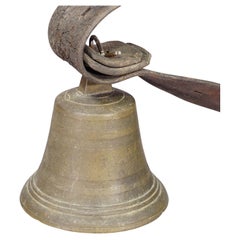 Antica campana per bovini in bronzo fuso realizzata in Svizzera nel 1900 ca.