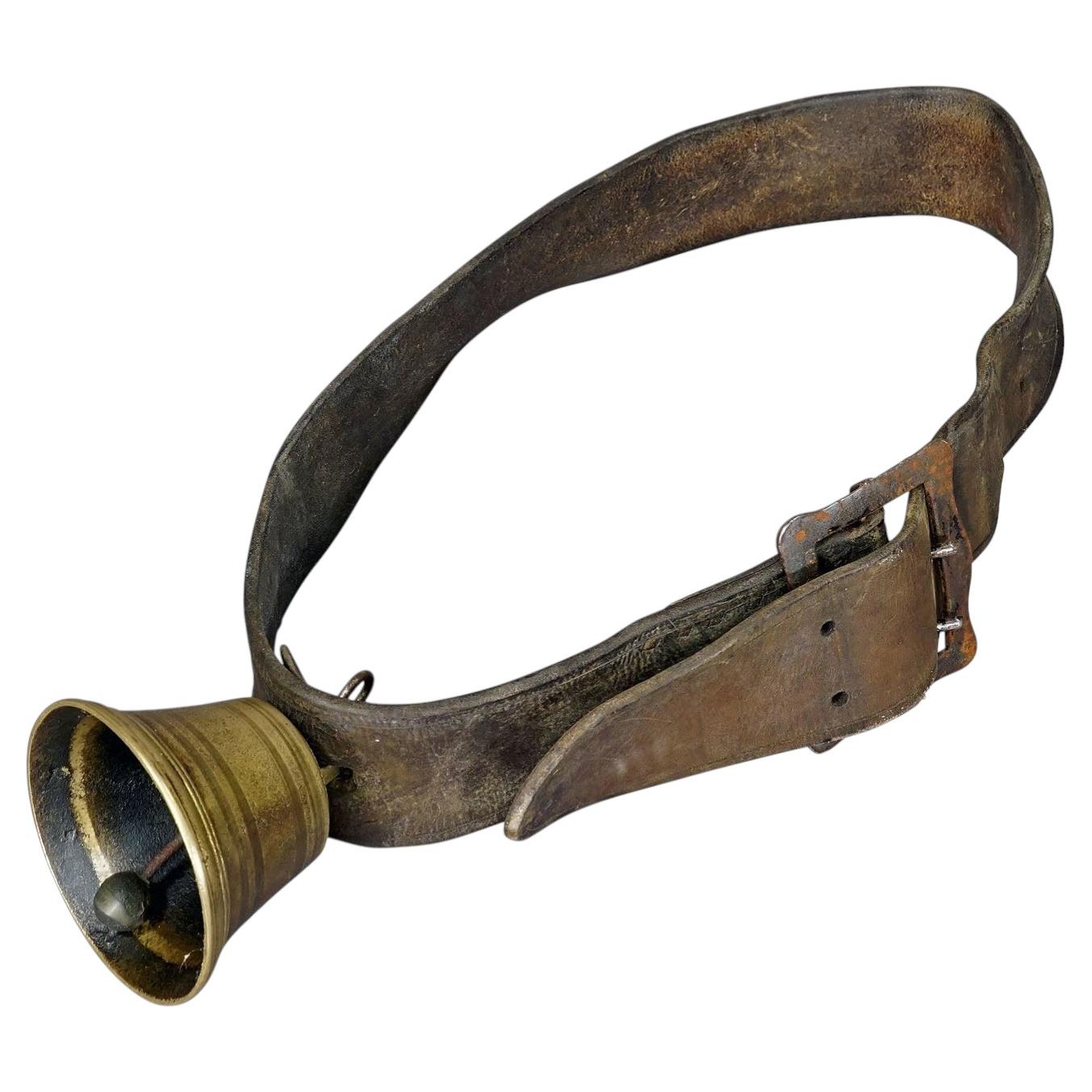 Antica campana per bovini in bronzo fuso realizzata in Svizzera nel 1900 ca.