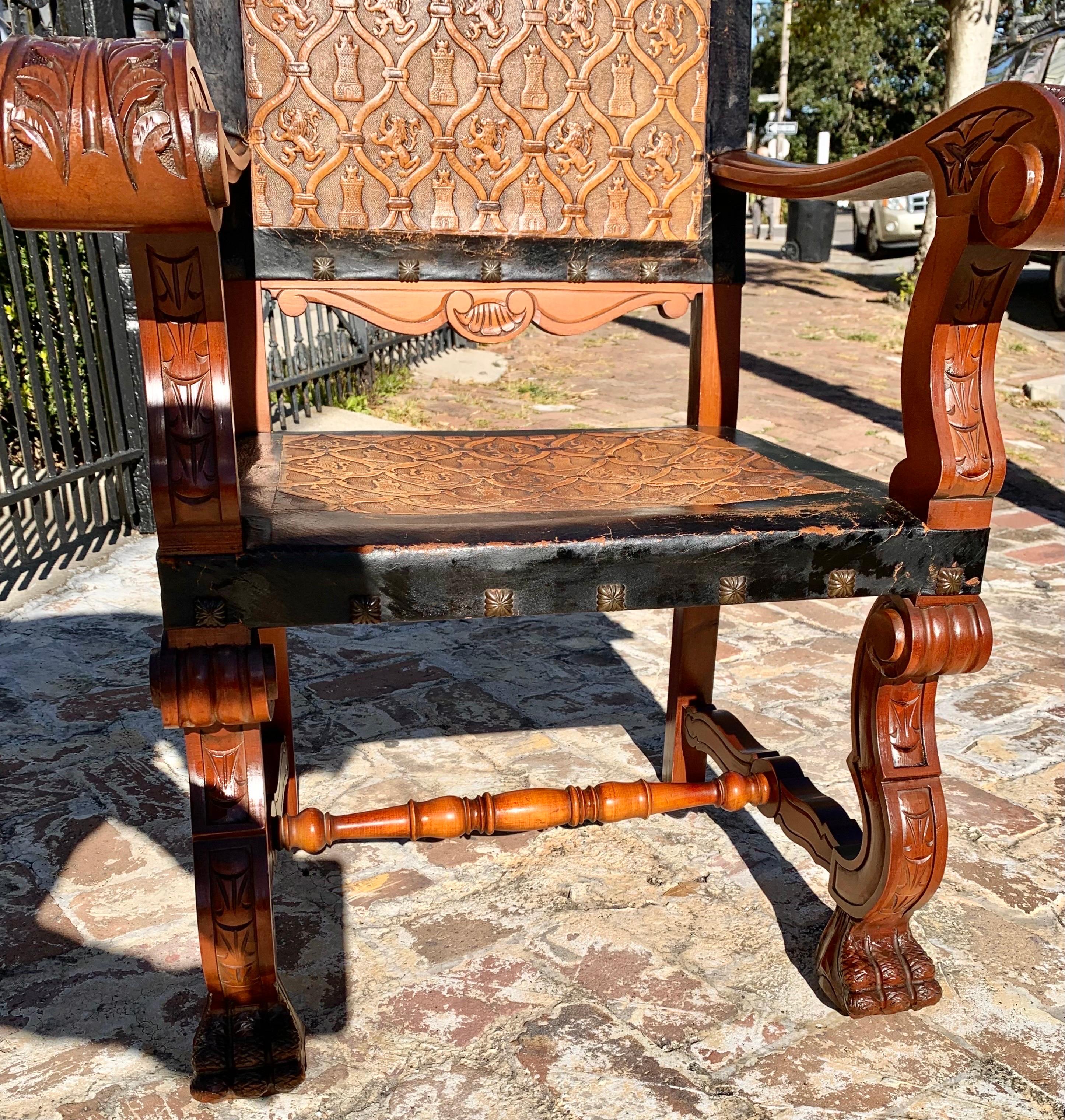 Fauteuil ancien en acajou sculpté et cuir gaufré de Castille en vente 2