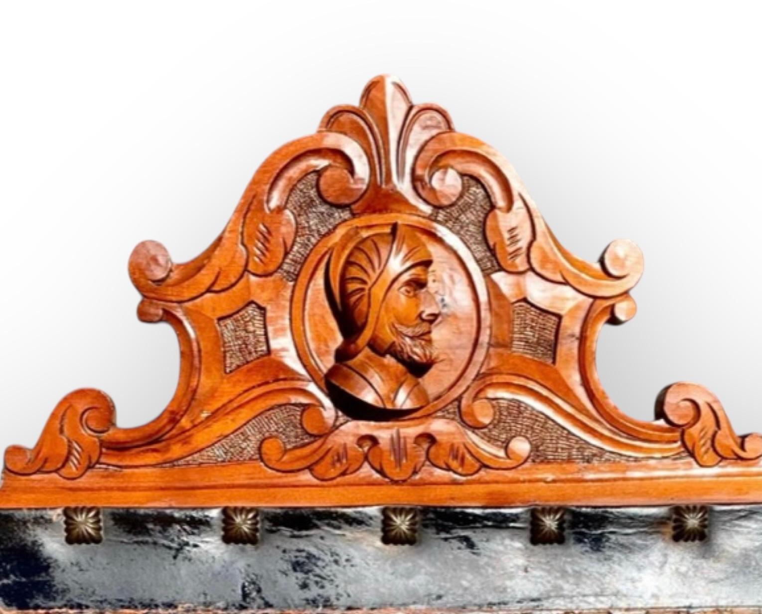 Colonial espagnol Fauteuil ancien en acajou sculpté et cuir gaufré de Castille en vente