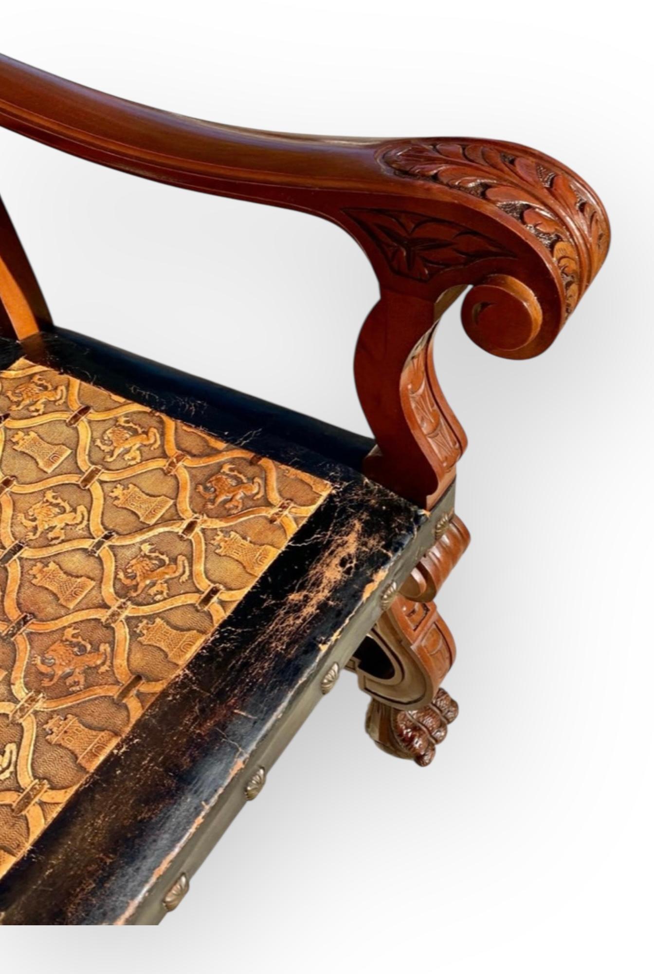 Espagnol Fauteuil ancien en acajou sculpté et cuir gaufré de Castille en vente
