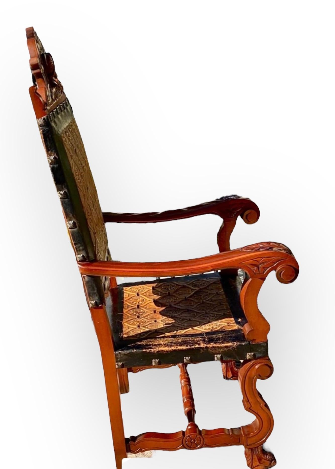 Fauteuil ancien en acajou sculpté et cuir gaufré de Castille Bon état - En vente à New Orleans, LA