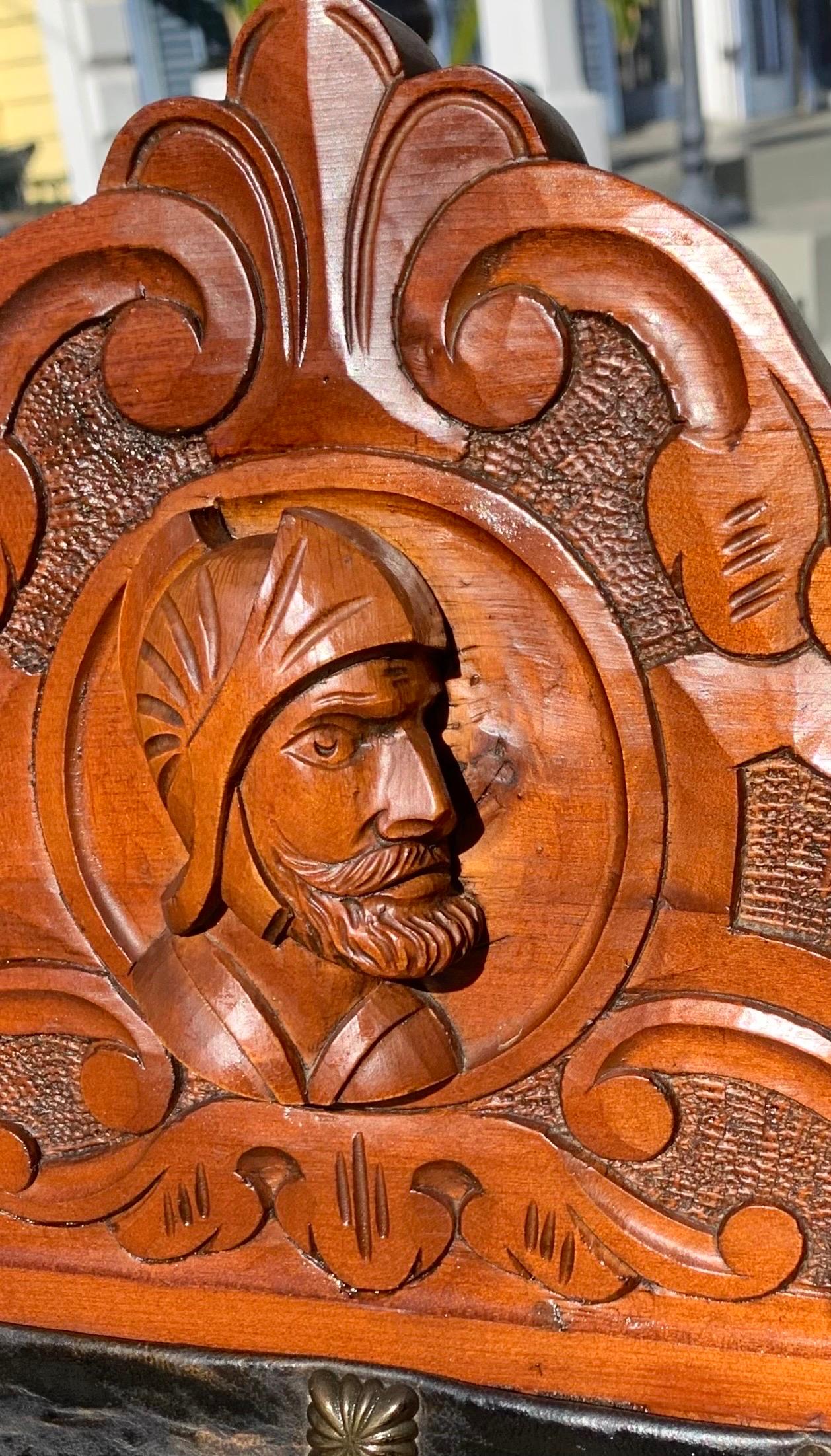 Début du 20ème siècle Fauteuil ancien en acajou sculpté et cuir gaufré de Castille en vente