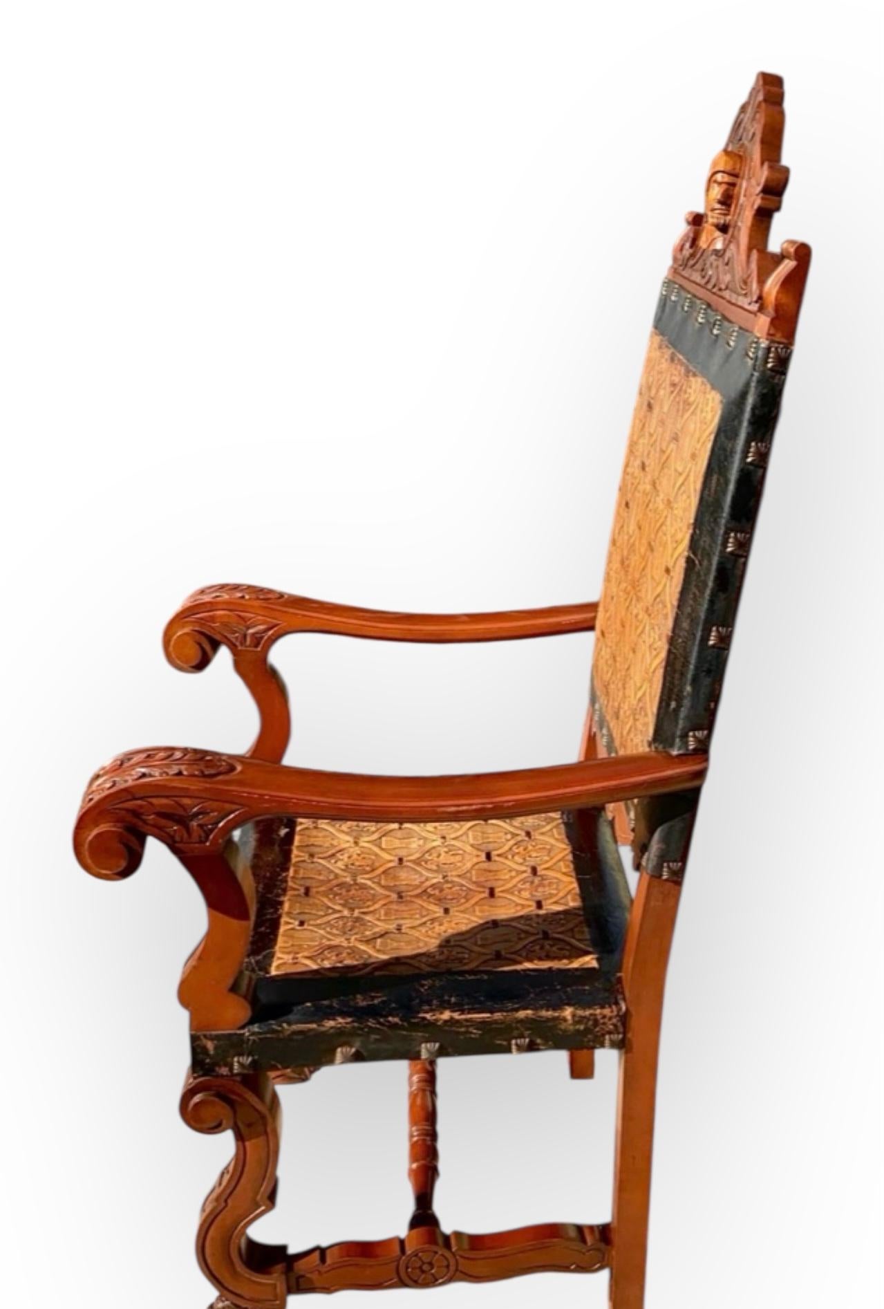 Début du 20ème siècle Fauteuil ancien en acajou sculpté et cuir gaufré de Castille en vente