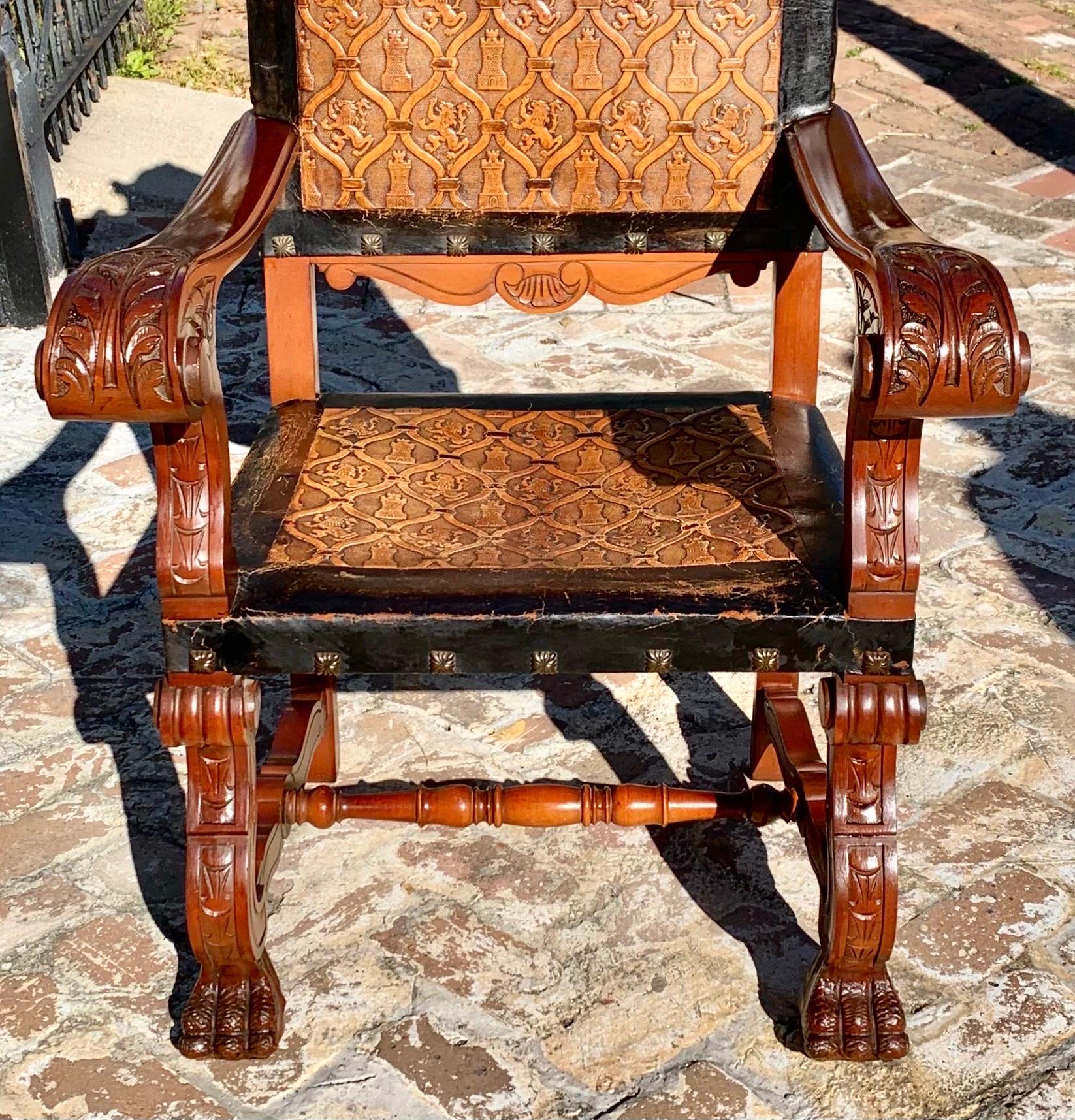 Cuir Fauteuil ancien en acajou sculpté et cuir gaufré de Castille en vente