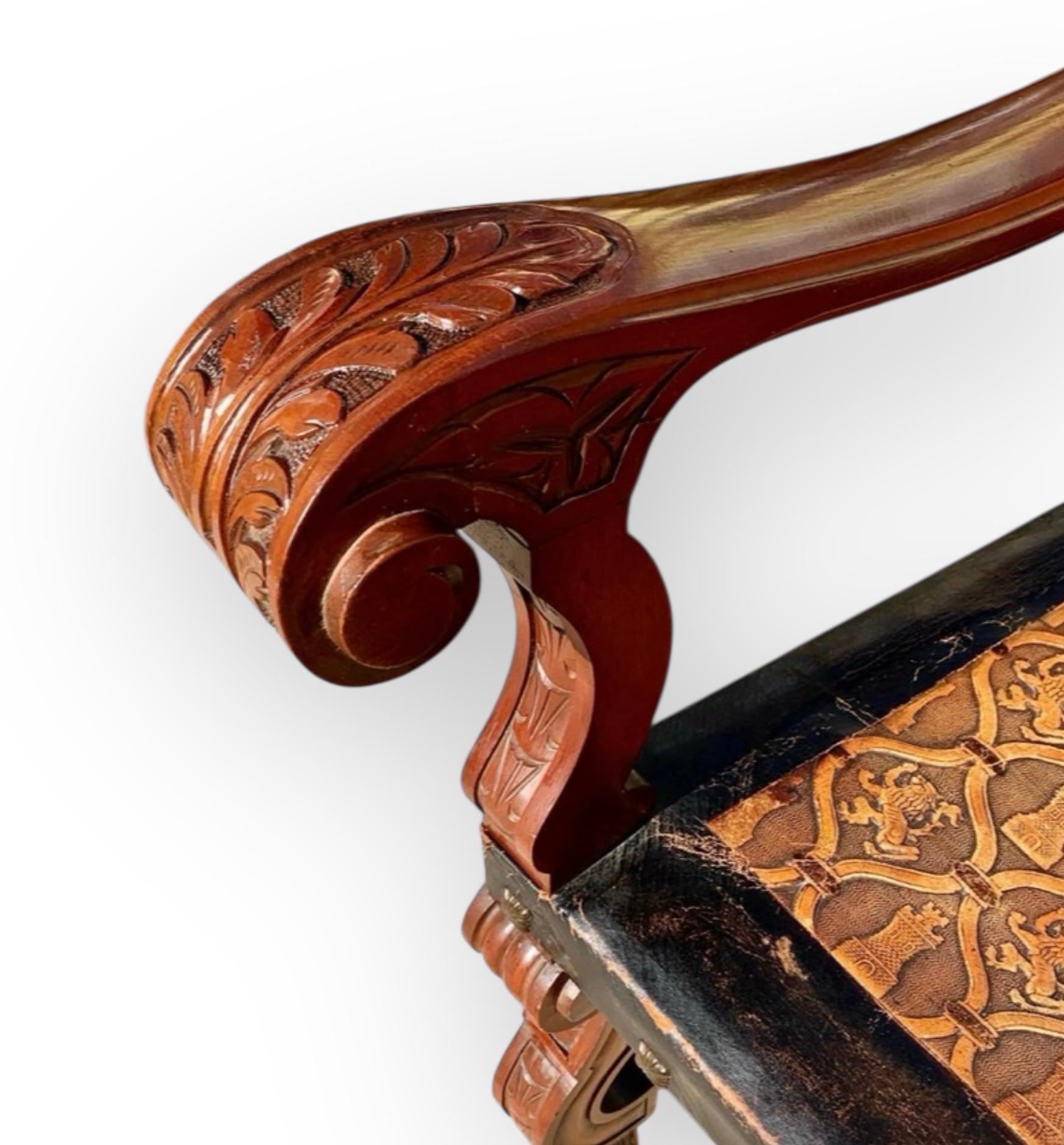 Cuir Fauteuil ancien en acajou sculpté et cuir gaufré de Castille en vente