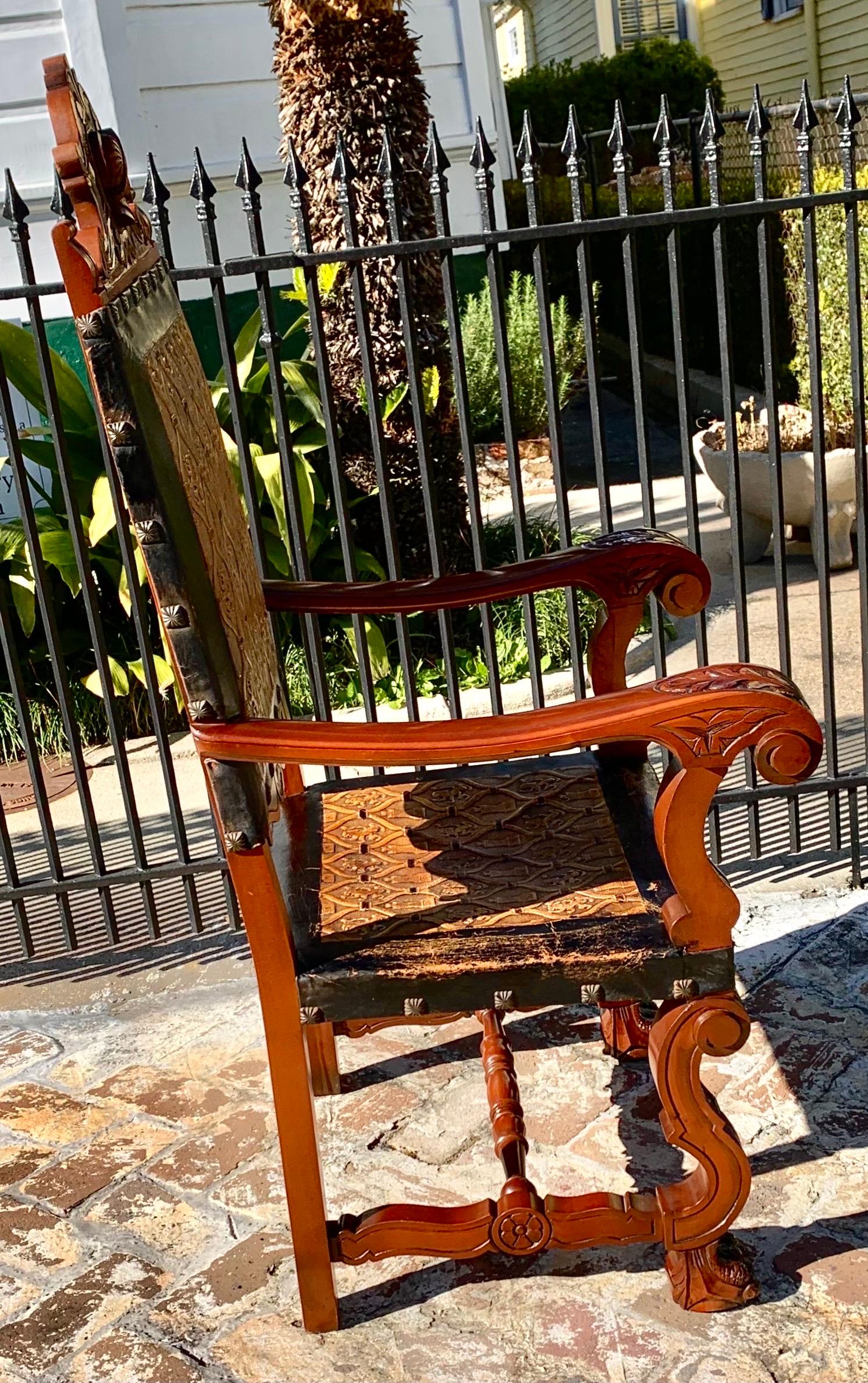 Fauteuil ancien en acajou sculpté et cuir gaufré de Castille en vente 1