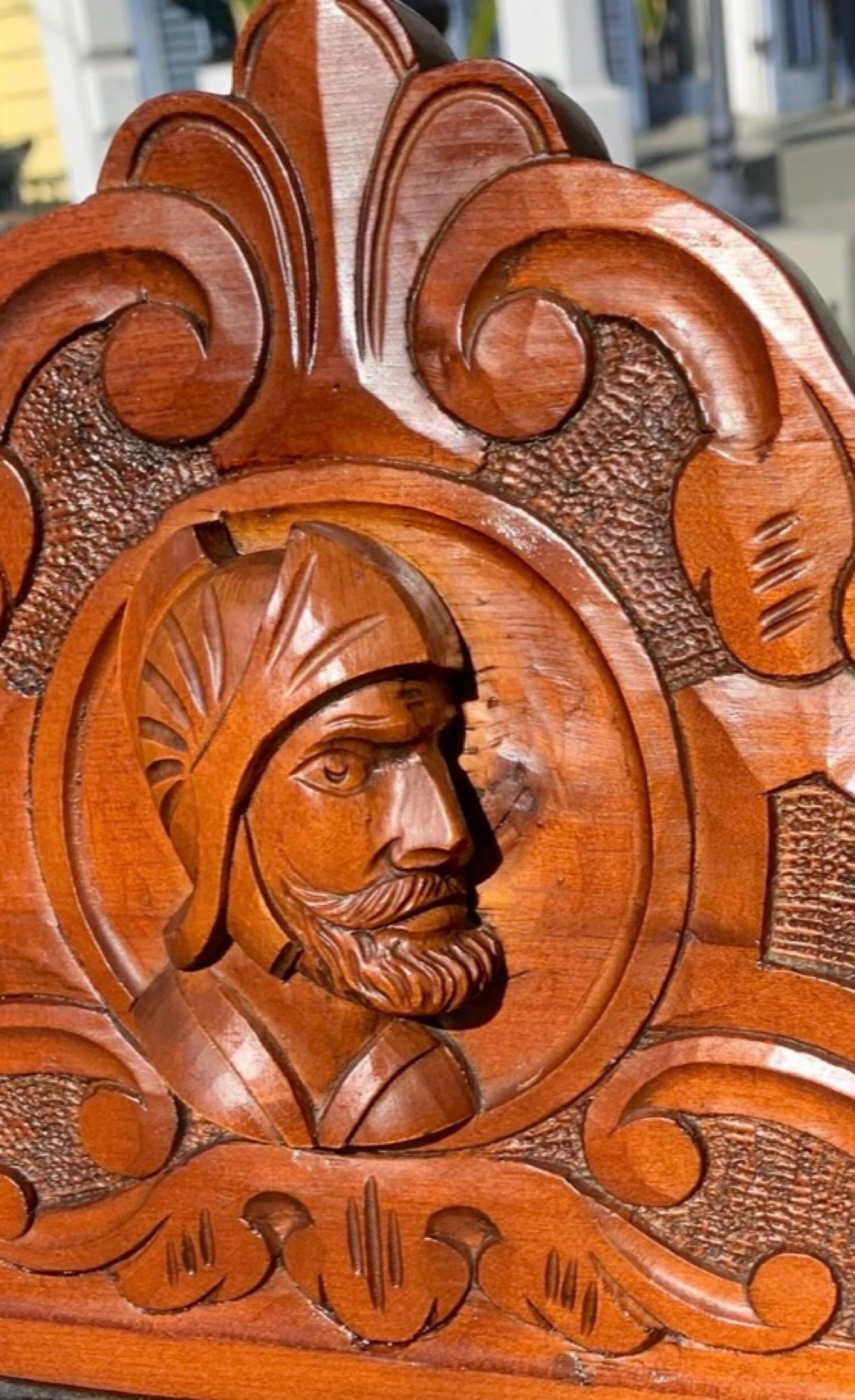 Fauteuil ancien en acajou sculpté et cuir gaufré de Castille en vente 1