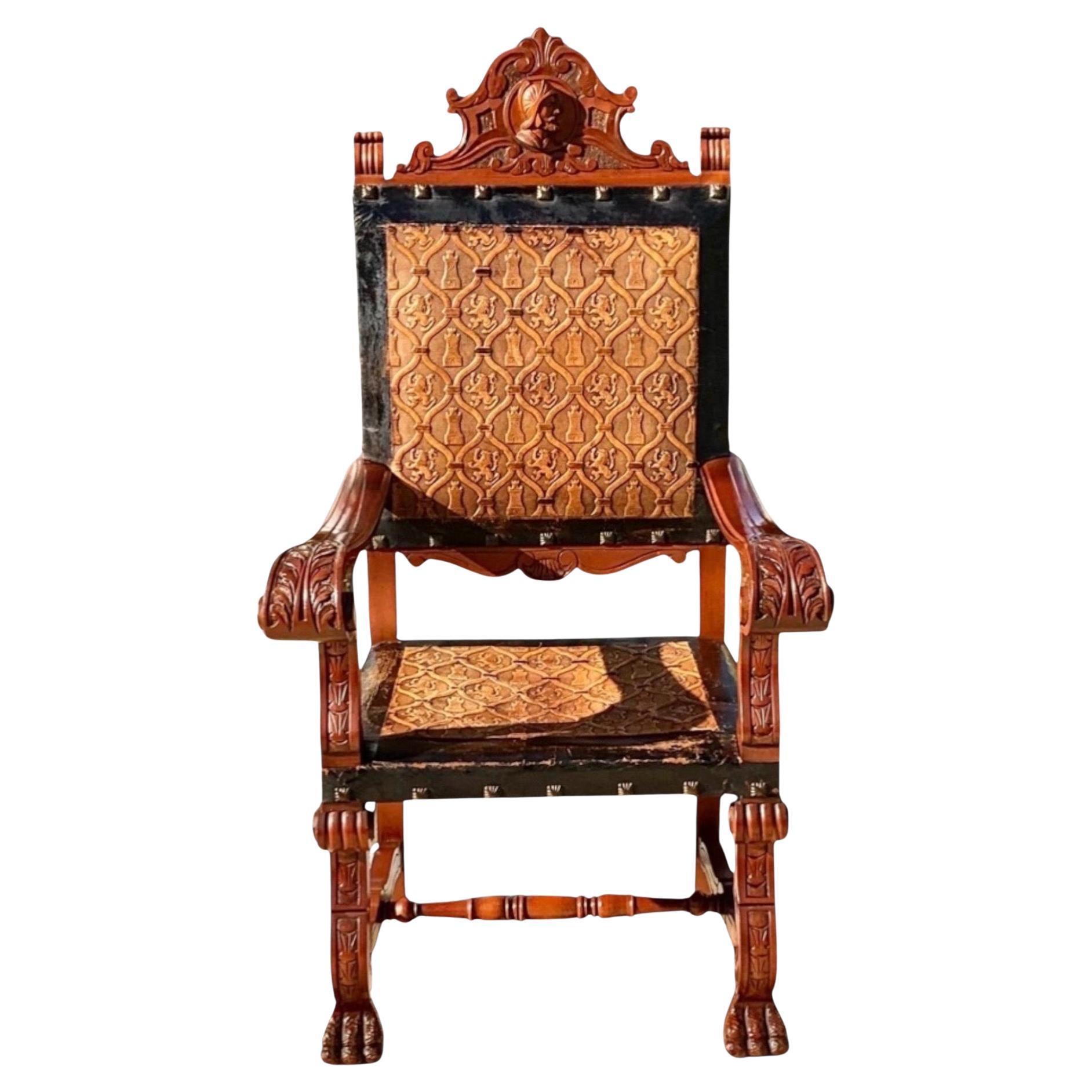 Fauteuil ancien en acajou sculpté et cuir gaufré de Castille