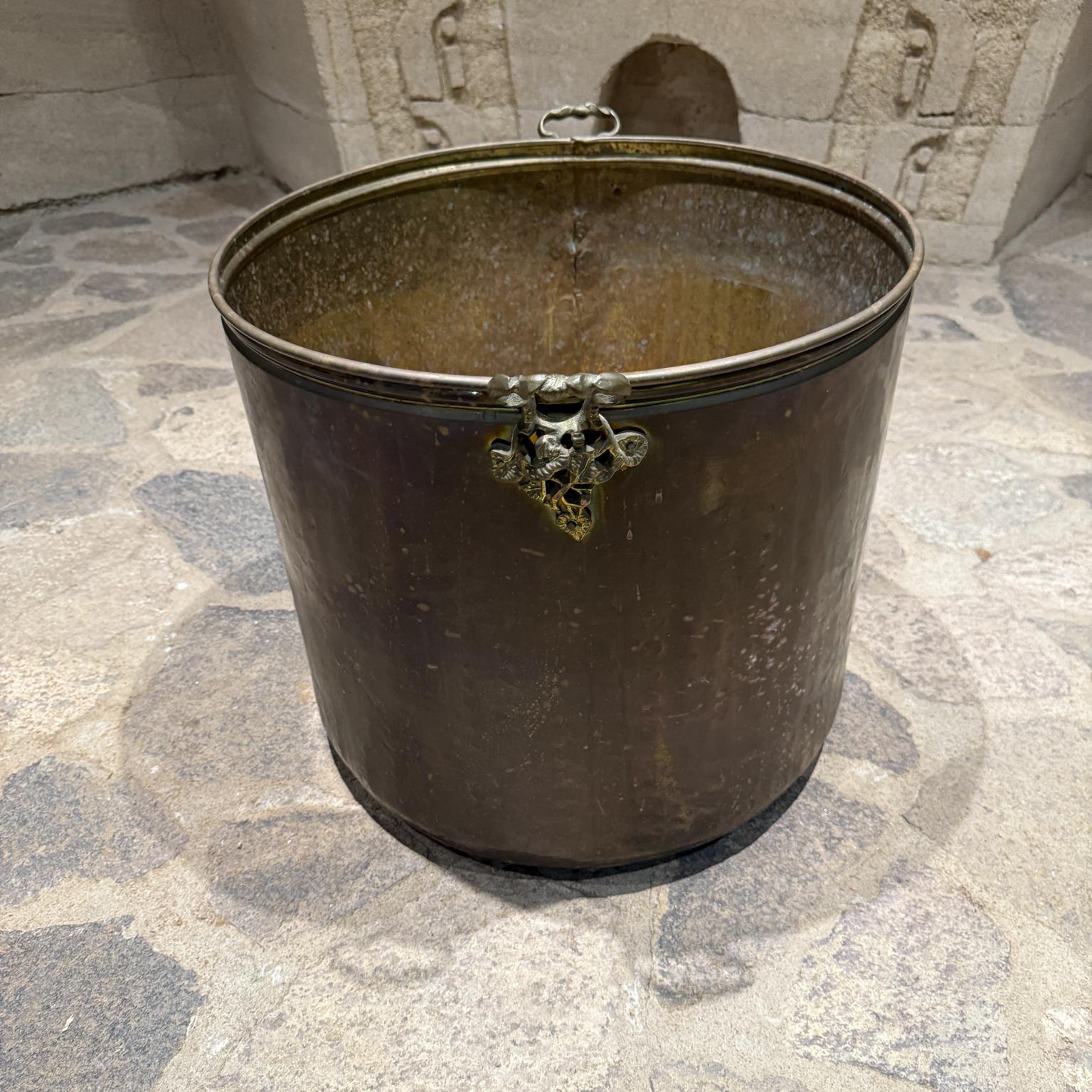 Antike Messing und Kupfer Castilian Imports Eimer Pflanzer Jardinière
verschnörkelter Griff mit Blumenmotiv
auf Sockel gestempelt
Original unrestaurierter Vintage, Alters- und Gebrauchsspuren
zu allen Bildern
19 h 18,5 x 20,5