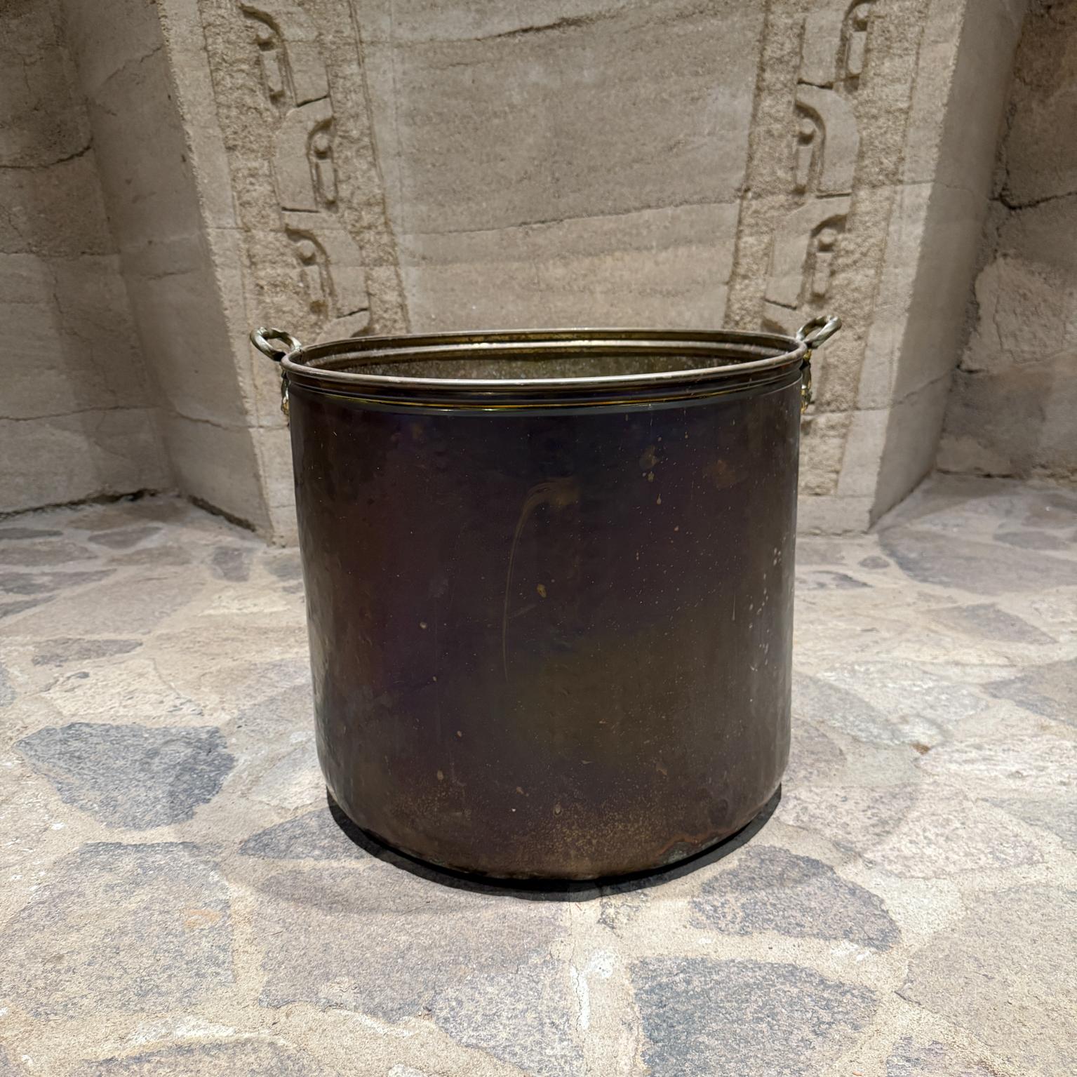 Antike kastilischen Importe Messing Eimer Jardinière Pflanzer Korb (Moderne der Mitte des Jahrhunderts) im Angebot