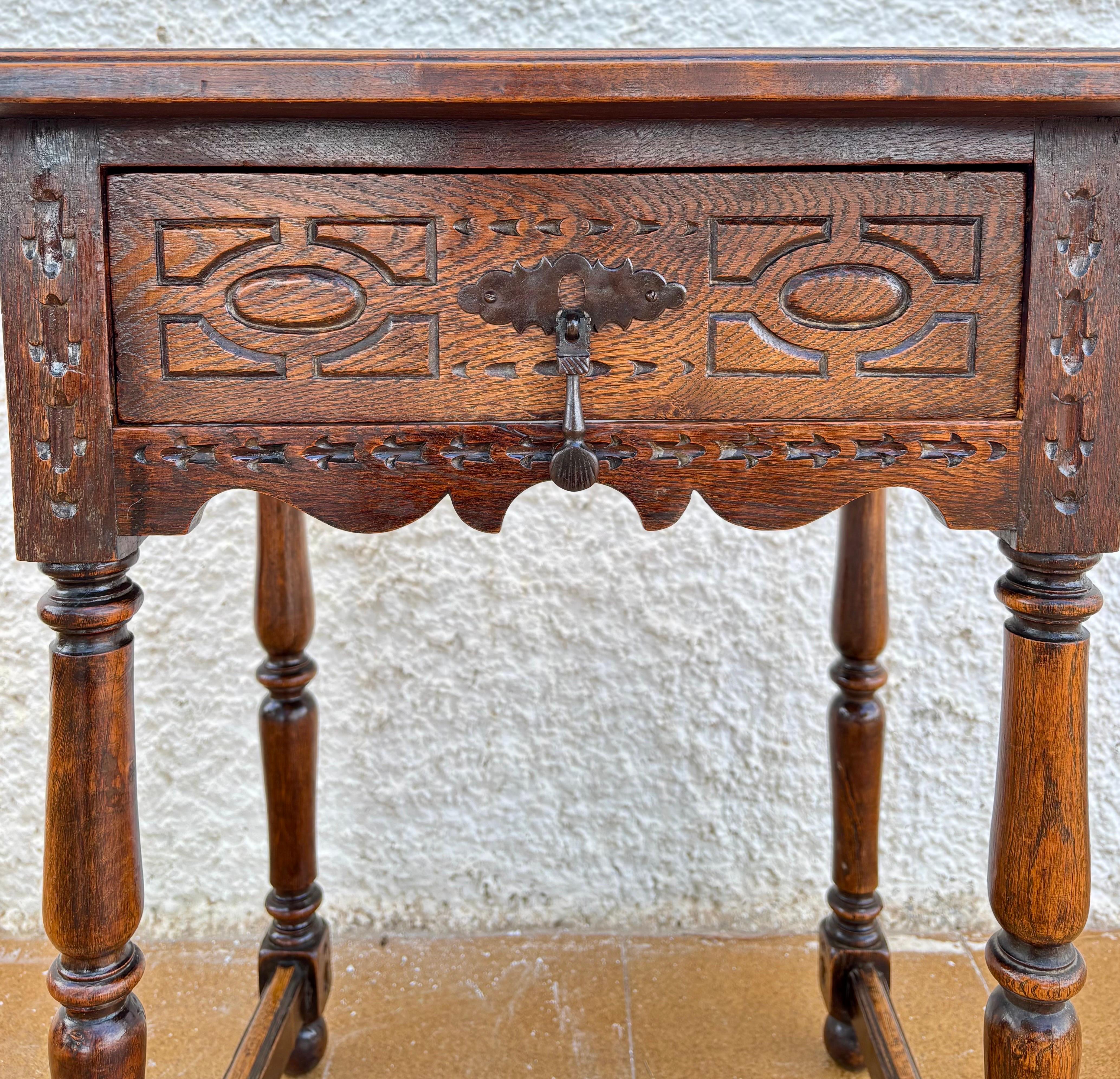 Antique Castilian Oak Side Table With One Carved Drawer, 1920s en vente 2