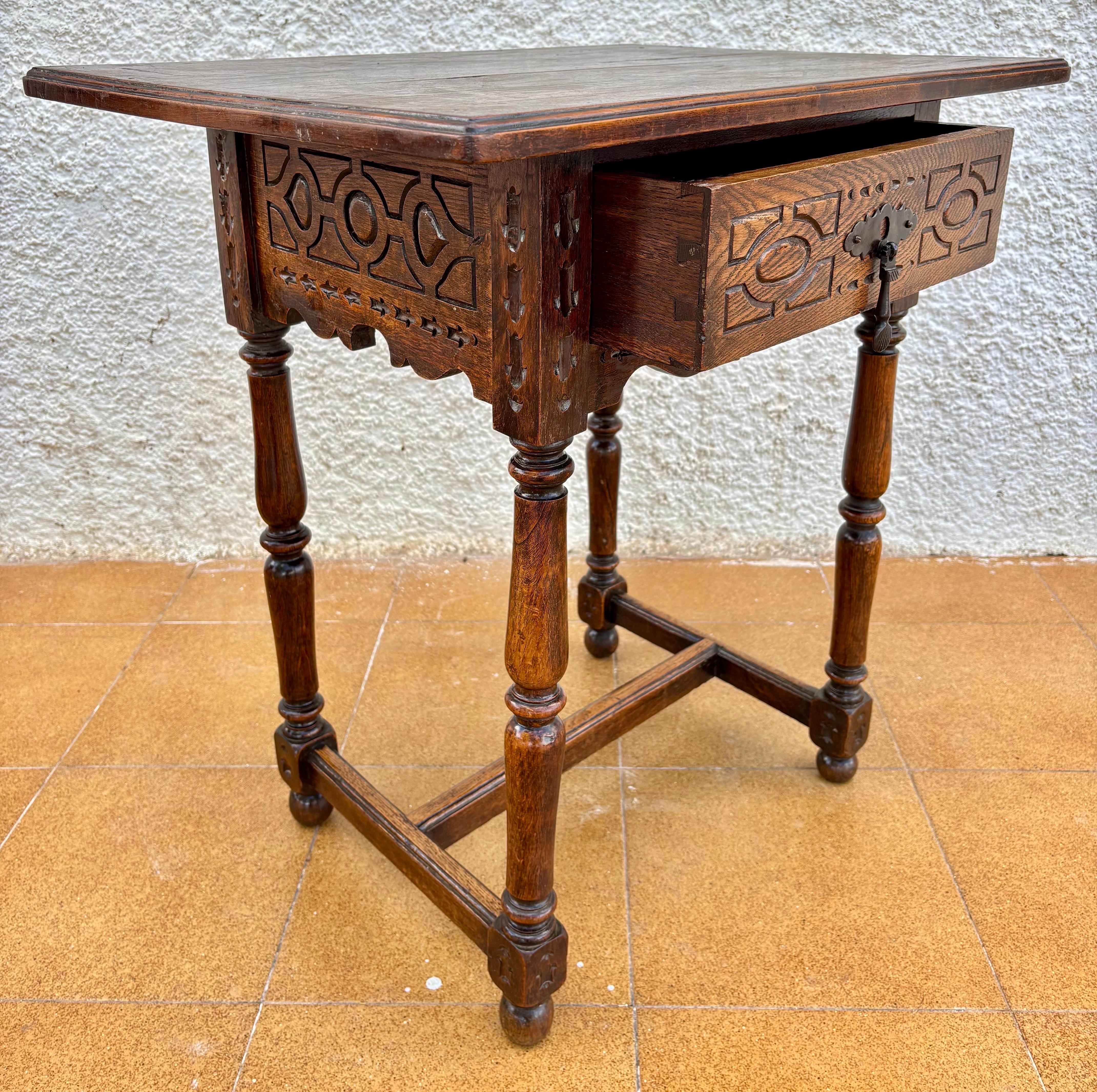 Antique Castilian Oak Side Table With One Carved Drawer, 1920s en vente 3