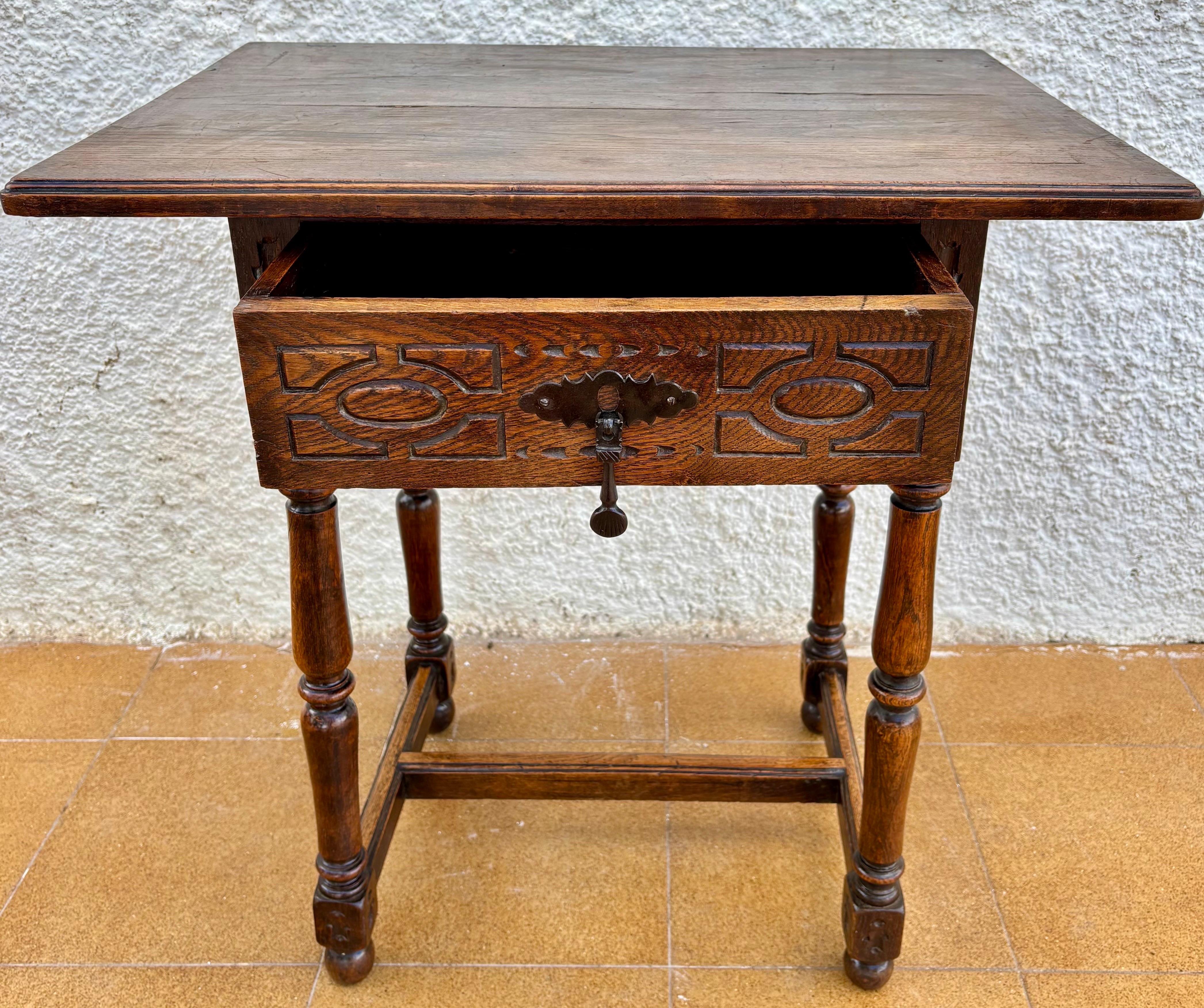 Antique Castilian Oak Side Table With One Carved Drawer, 1920s en vente 4