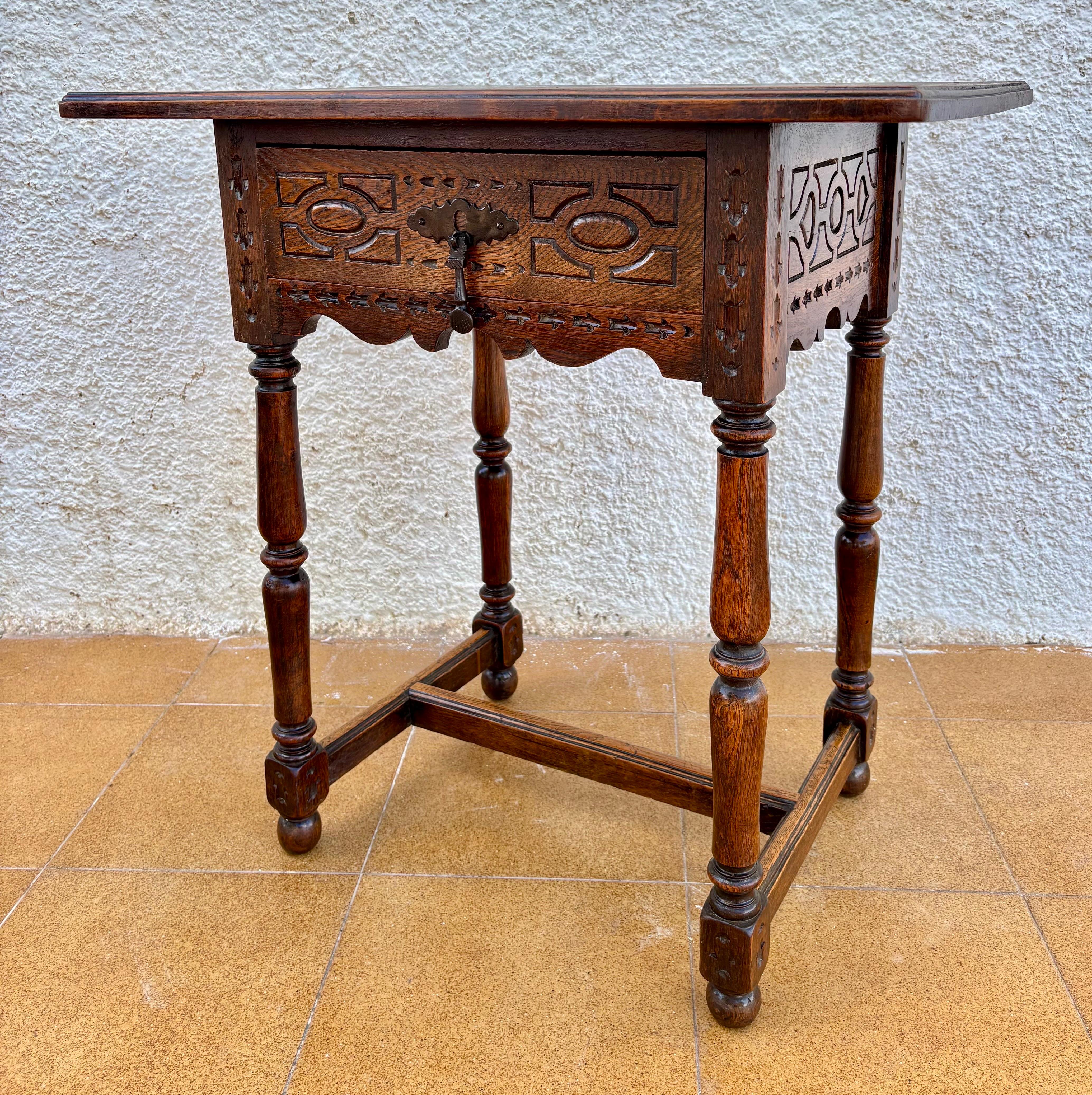 Antique Castilian Oak Side Table With One Carved Drawer, 1920s en vente 5
