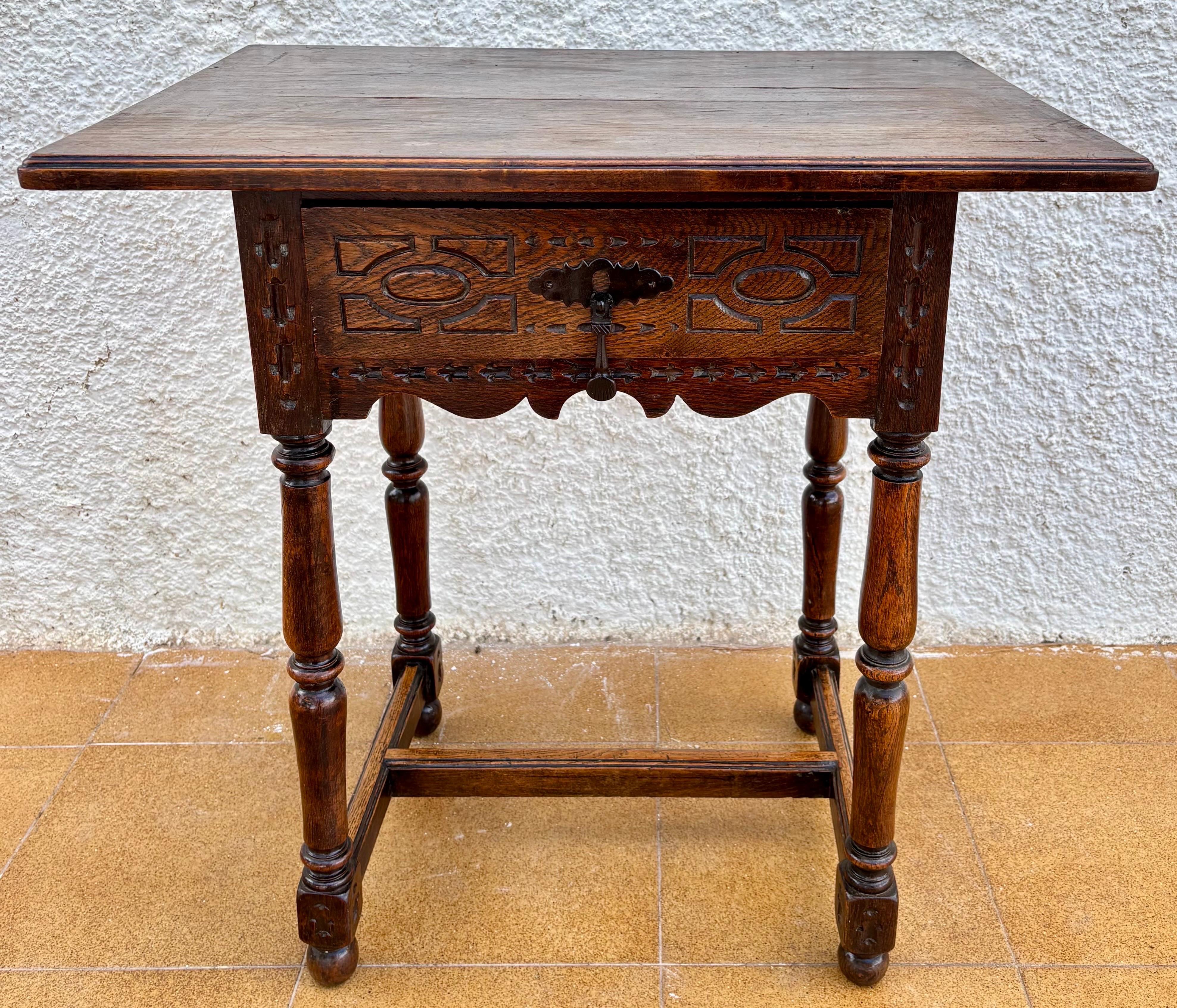 Antique Castilian Oak Side Table With One Carved Drawer, 1920s en vente 6