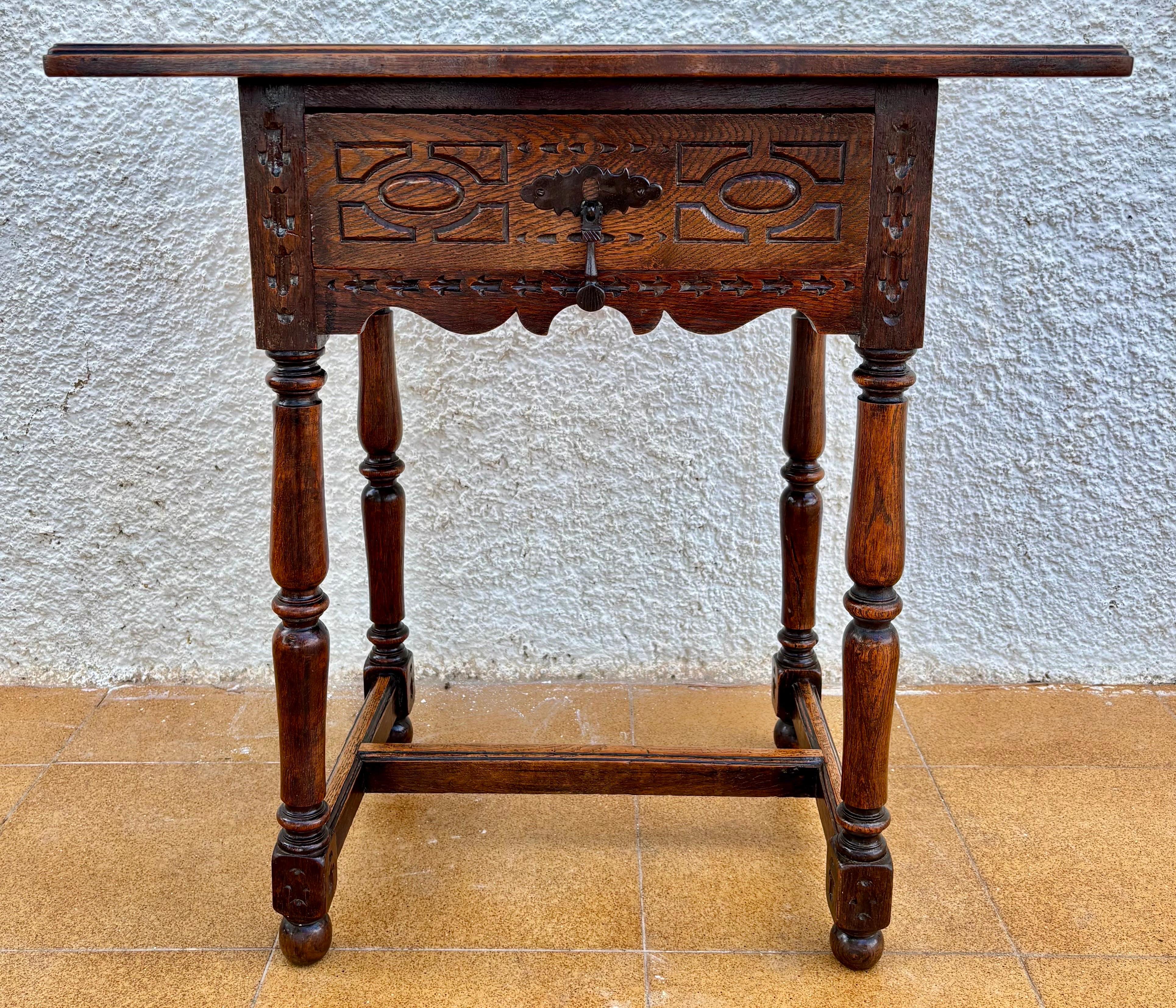 Antique Castilian Oak Side Table With One Carved Drawer, 1920s en vente 7