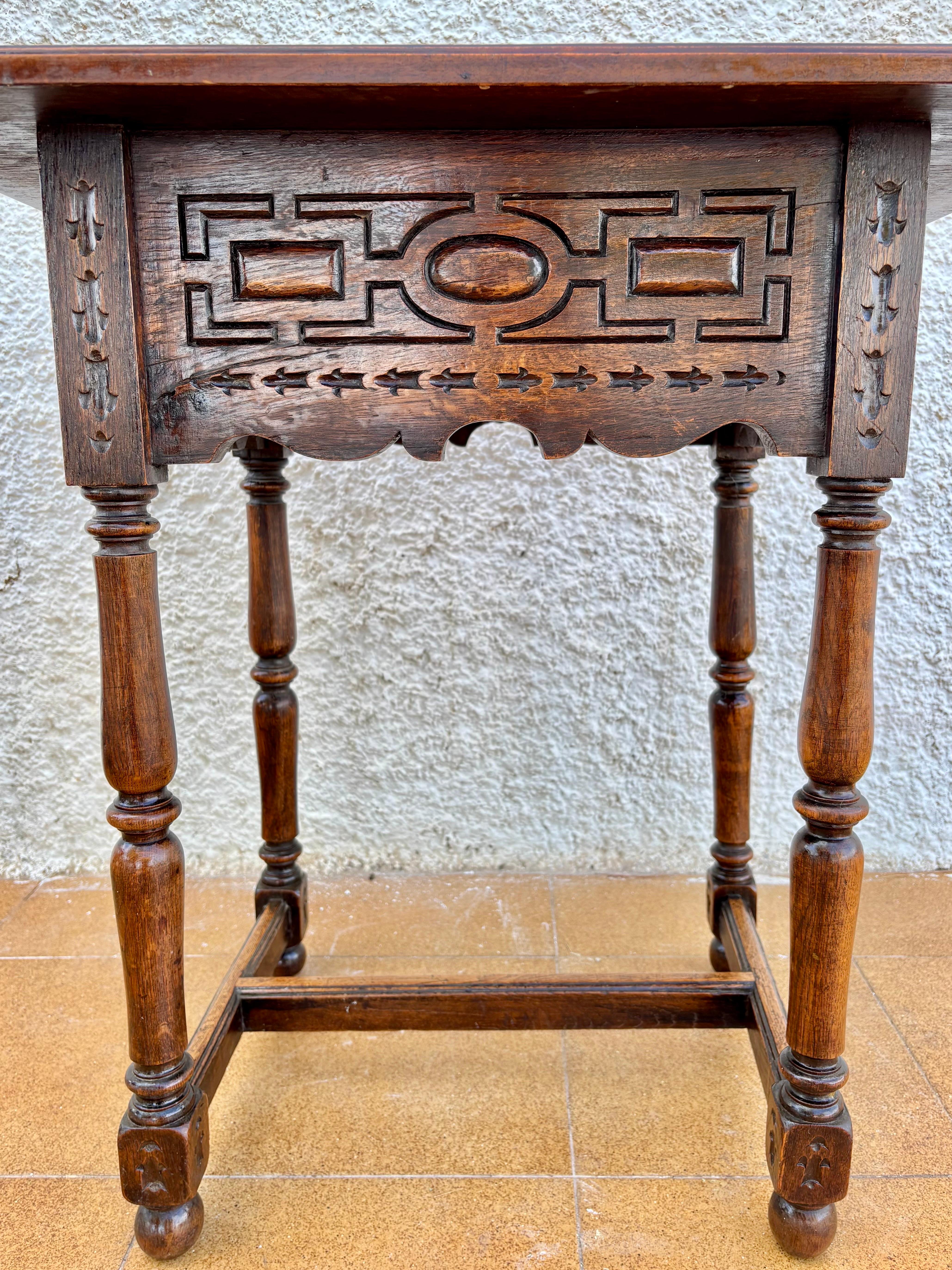 Sculpté à la main Antique Castilian Oak Side Table With One Carved Drawer, 1920s en vente