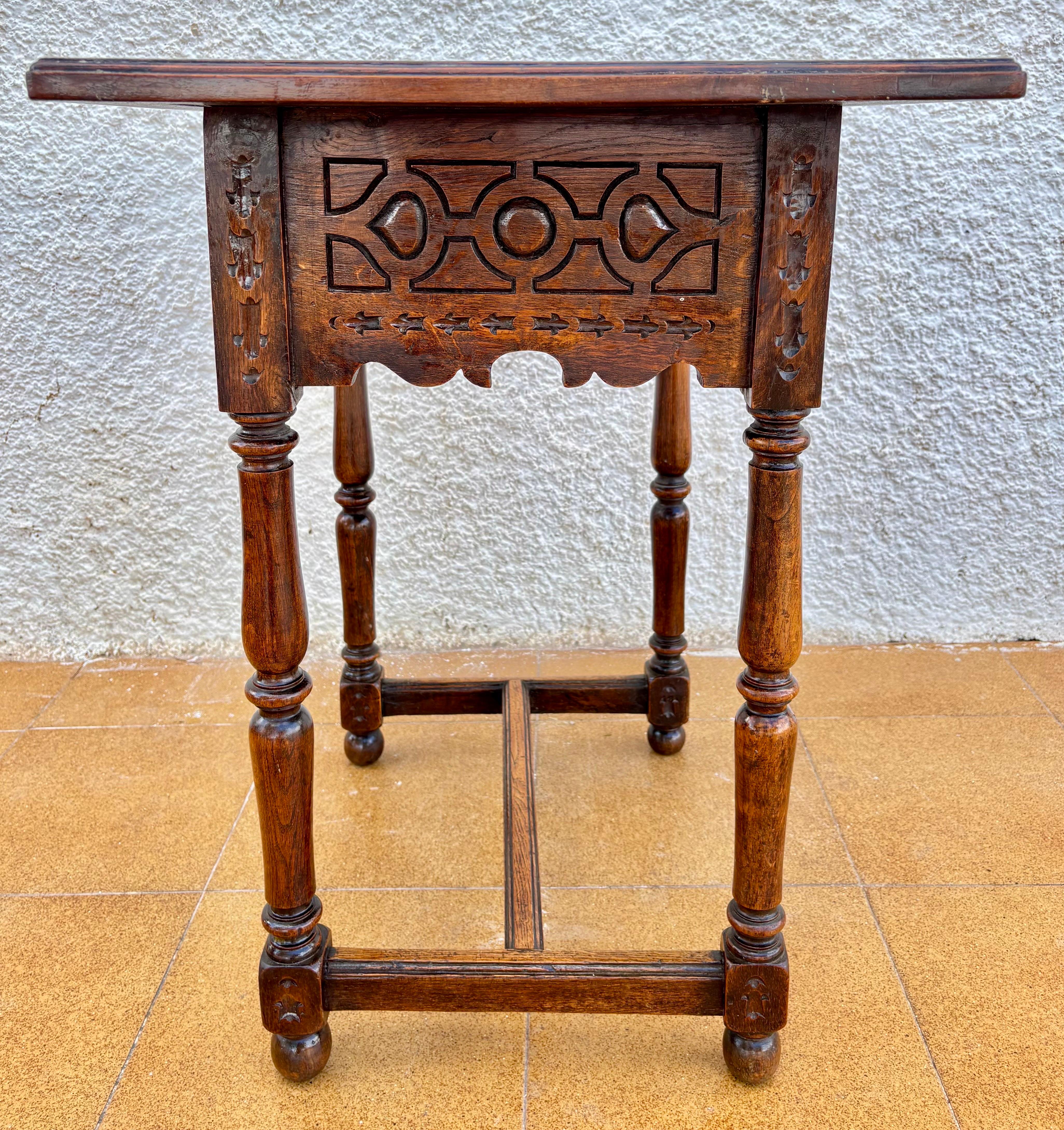 Antique Castilian Oak Side Table With One Carved Drawer, 1920s Bon état - En vente à BÉTERA, ES