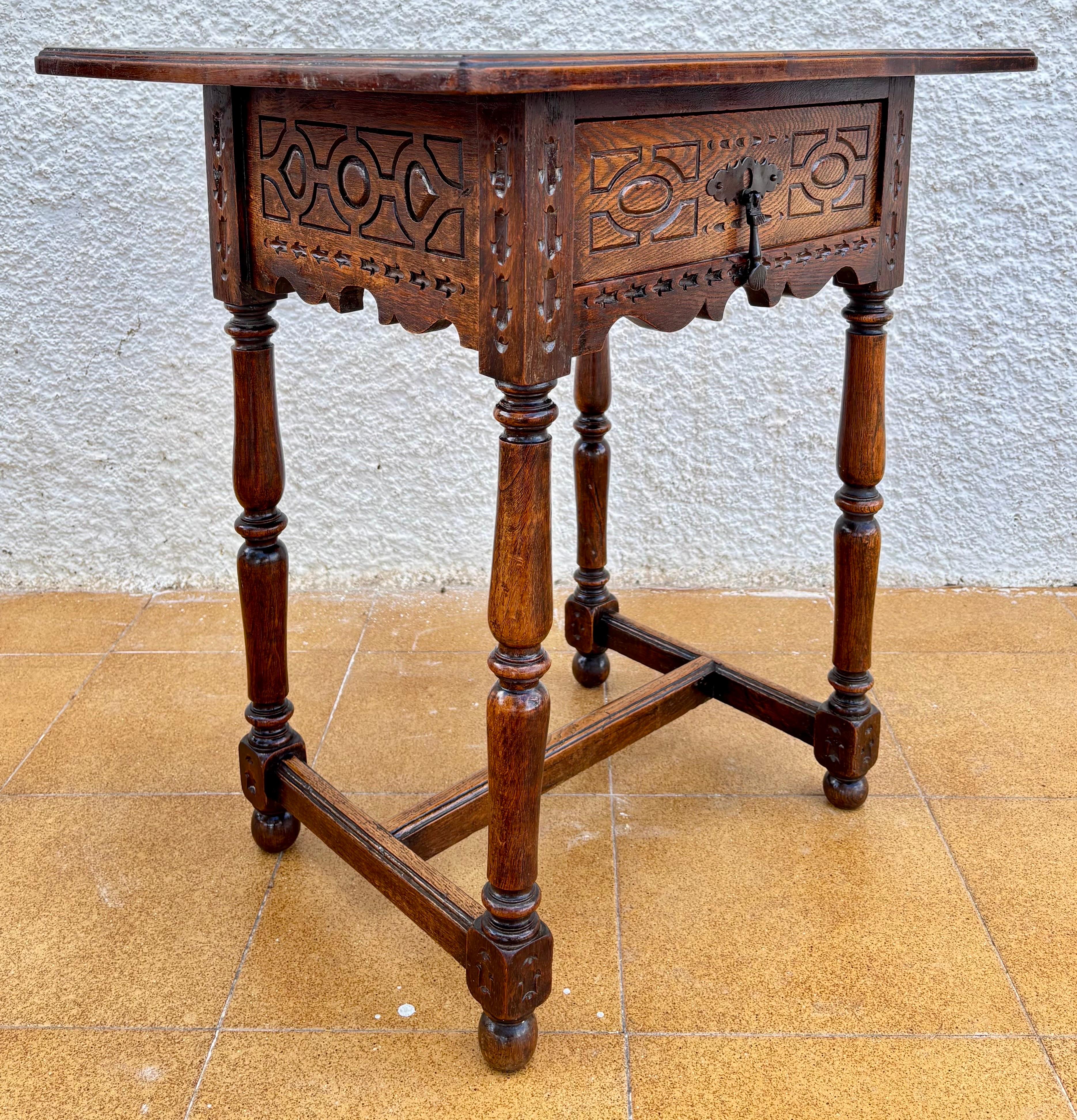 Début du 20ème siècle Antique Castilian Oak Side Table With One Carved Drawer, 1920s en vente