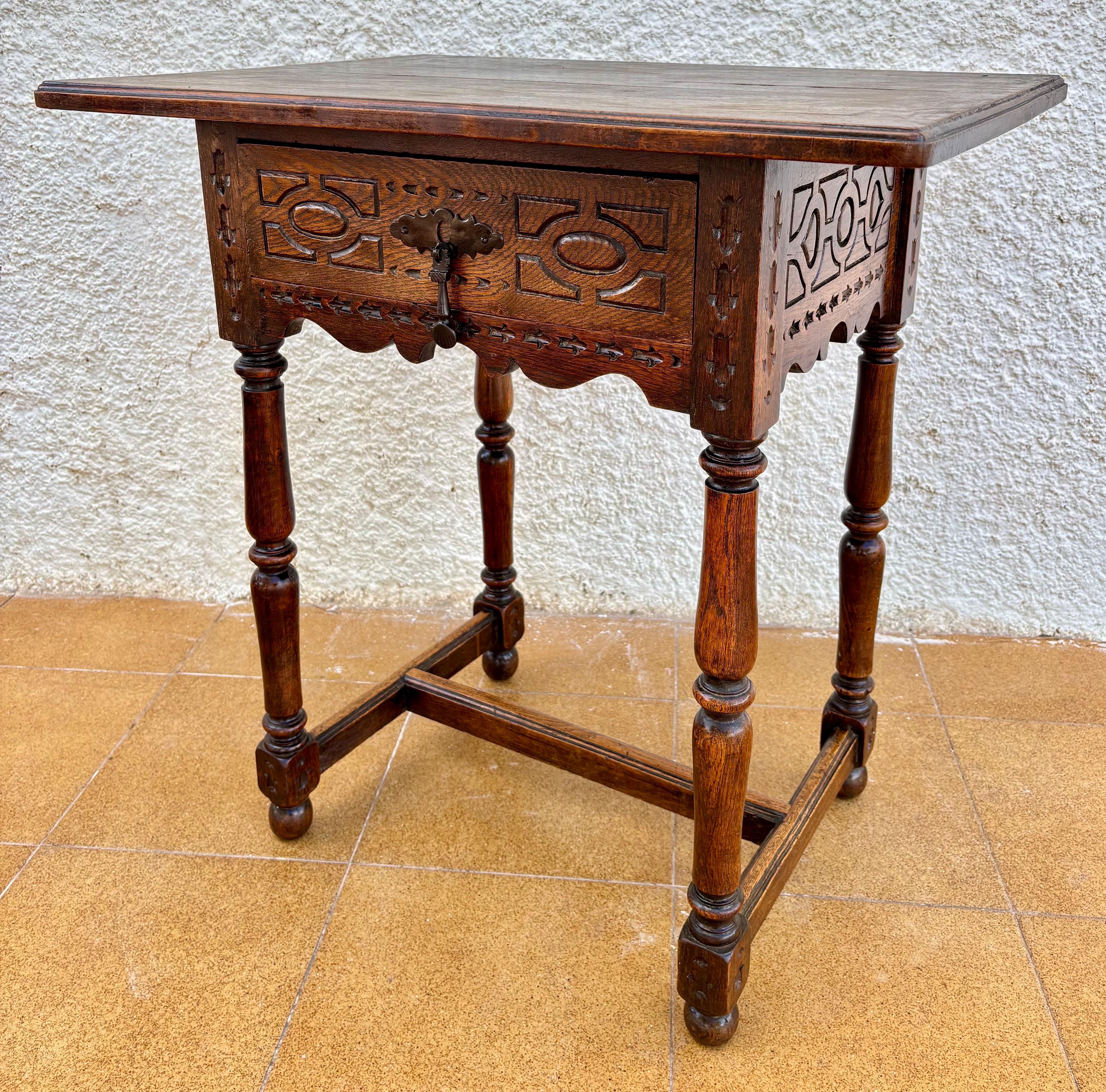Antique Castilian Oak Side Table With One Carved Drawer, 1920s en vente 1
