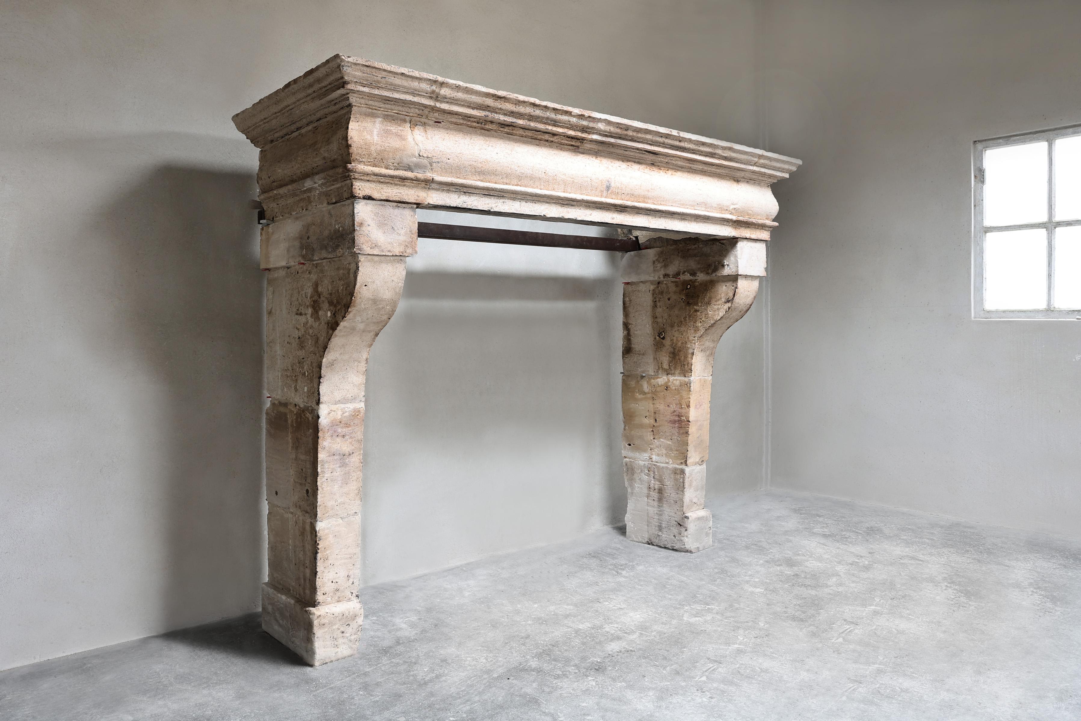 Schöner, robuster Schlosskamin aus französischem Kalkstein. Dieser antike Kaminsims stammt aus dem 19. Jahrhundert und ist im Stil von Ludwig XIII. gehalten. Ein sehr schöner rustikaler Kamin, den wir aus einem Schloss in der Nähe der Dordogne in