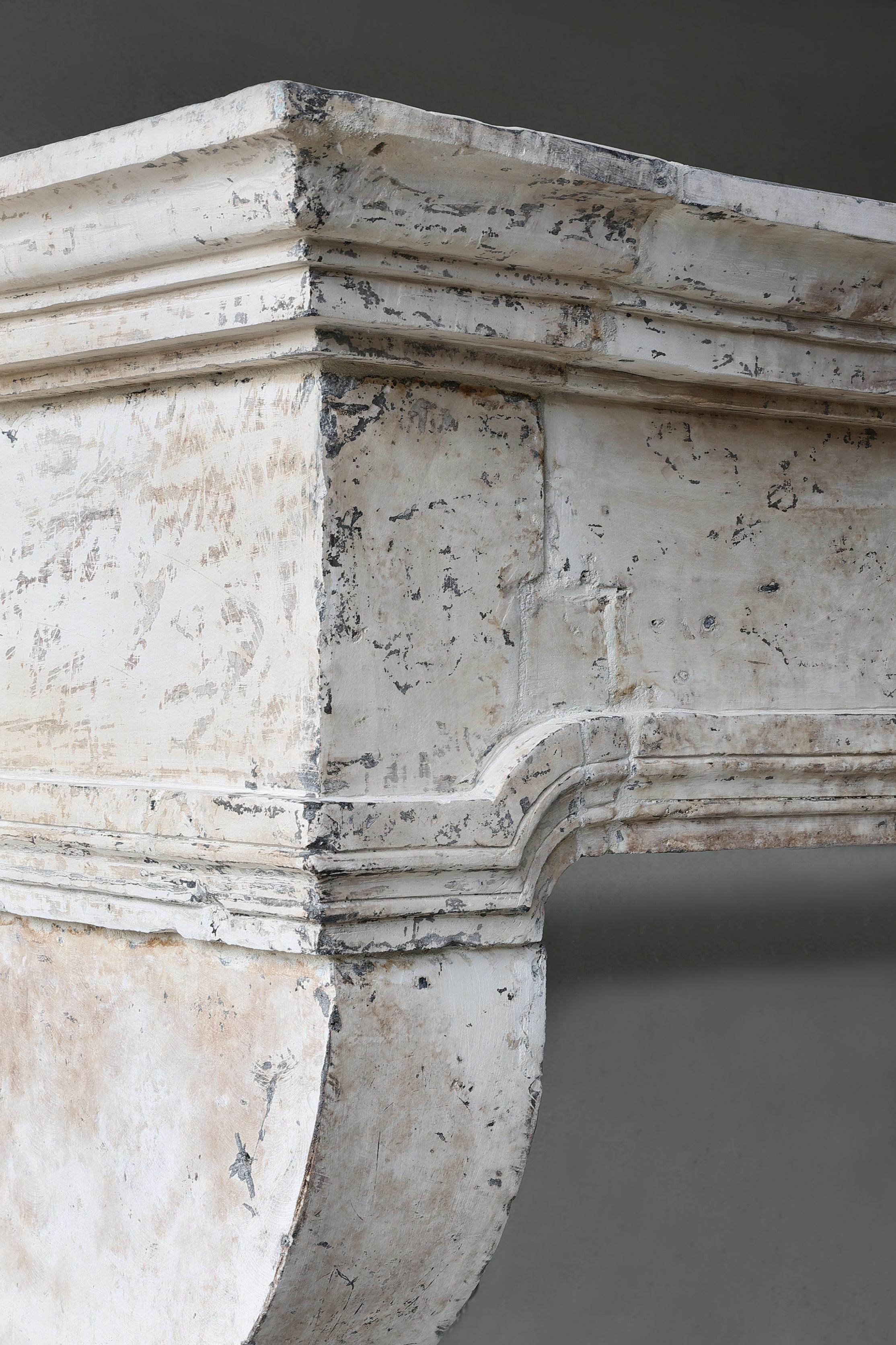 Camino antico in pietra calcarea francese del XVIII secolo Luigi XIII in vendita 6