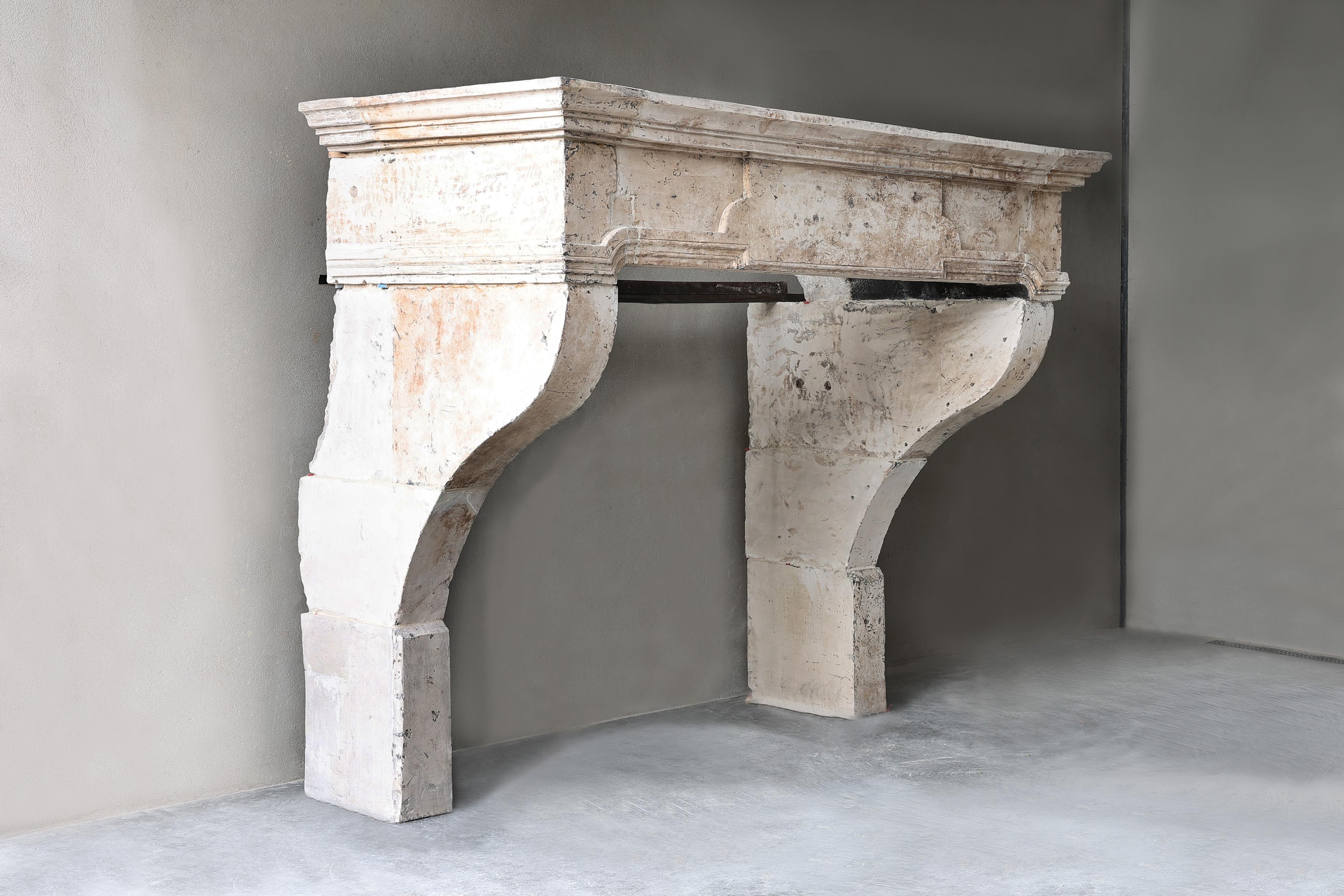 Bellissima e robusta mensola da castello in pietra calcarea francese! Questa antica mensola da camino risale al XVIII secolo e presenta un sottile ornamento al centro della parte anteriore e gambe ricurve! Il camino ha una larghezza di almeno 236