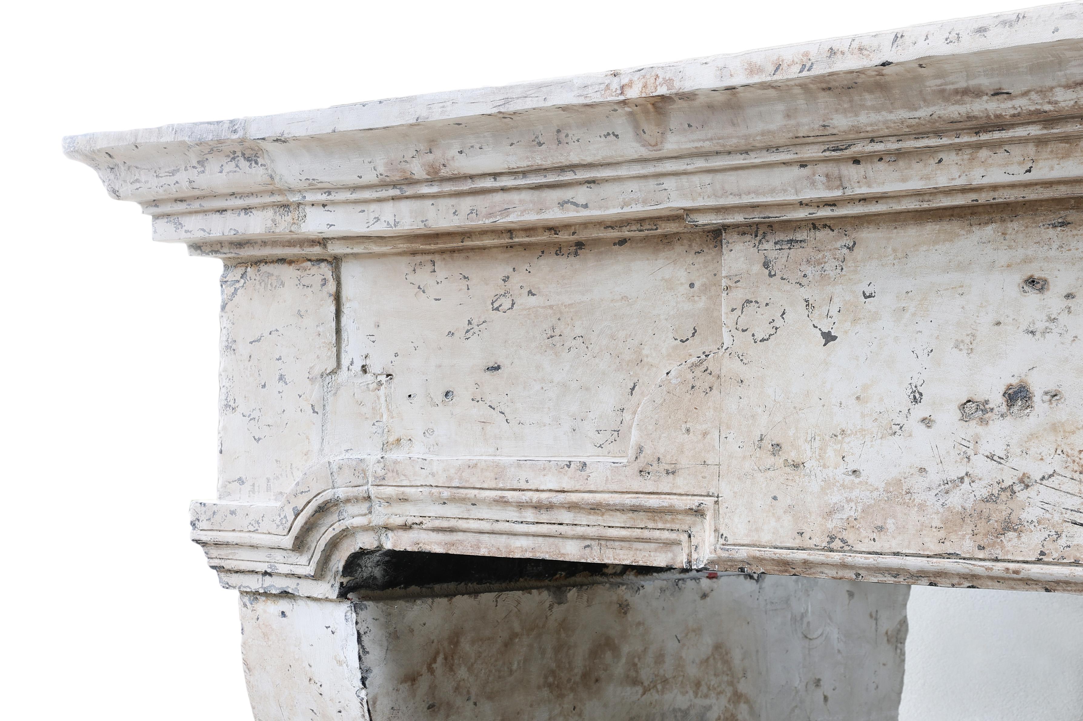 Fino al XVIII secolo Camino antico in pietra calcarea francese del XVIII secolo Luigi XIII in vendita