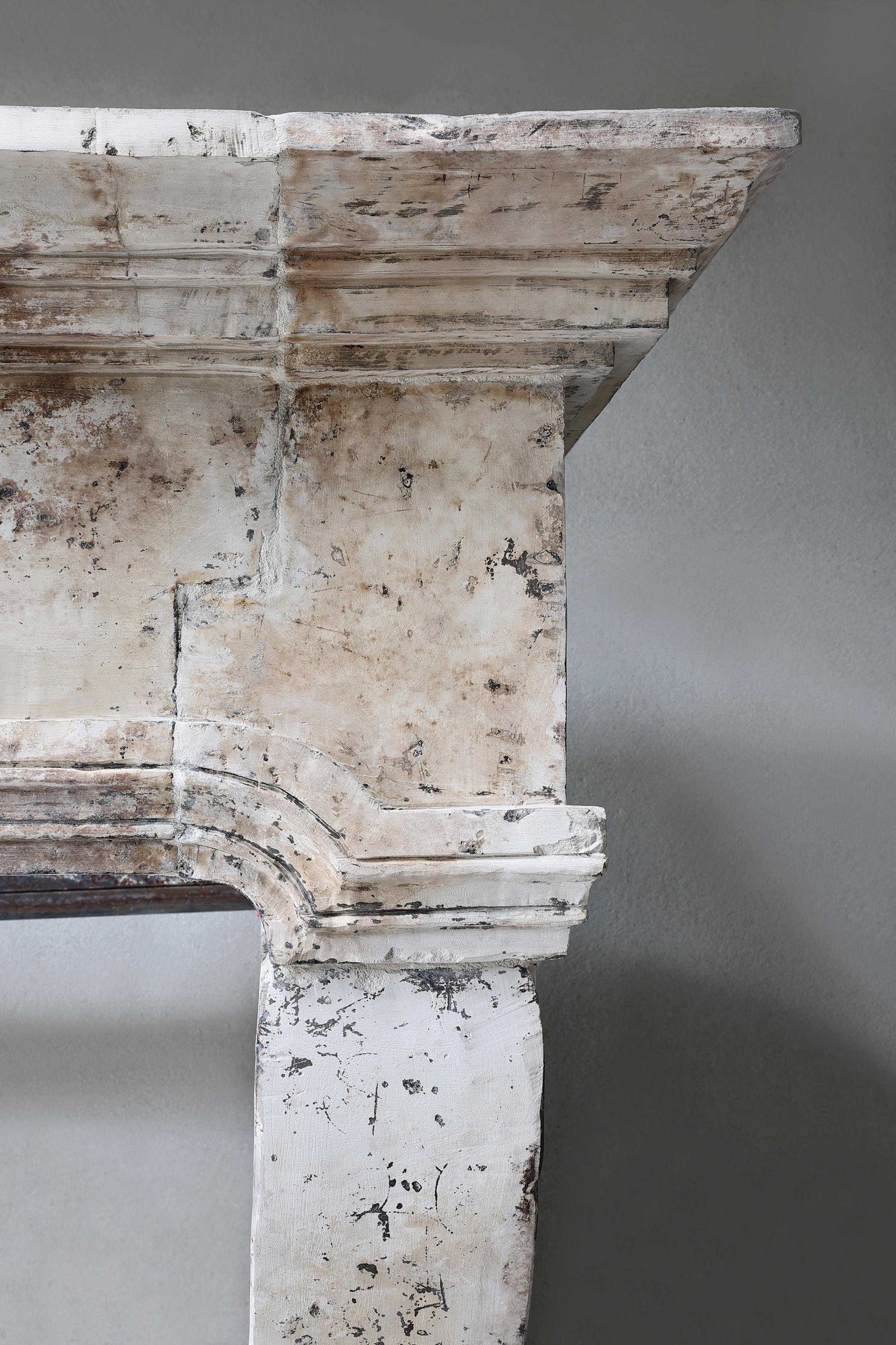 Calcare Camino antico in pietra calcarea francese del XVIII secolo Luigi XIII in vendita