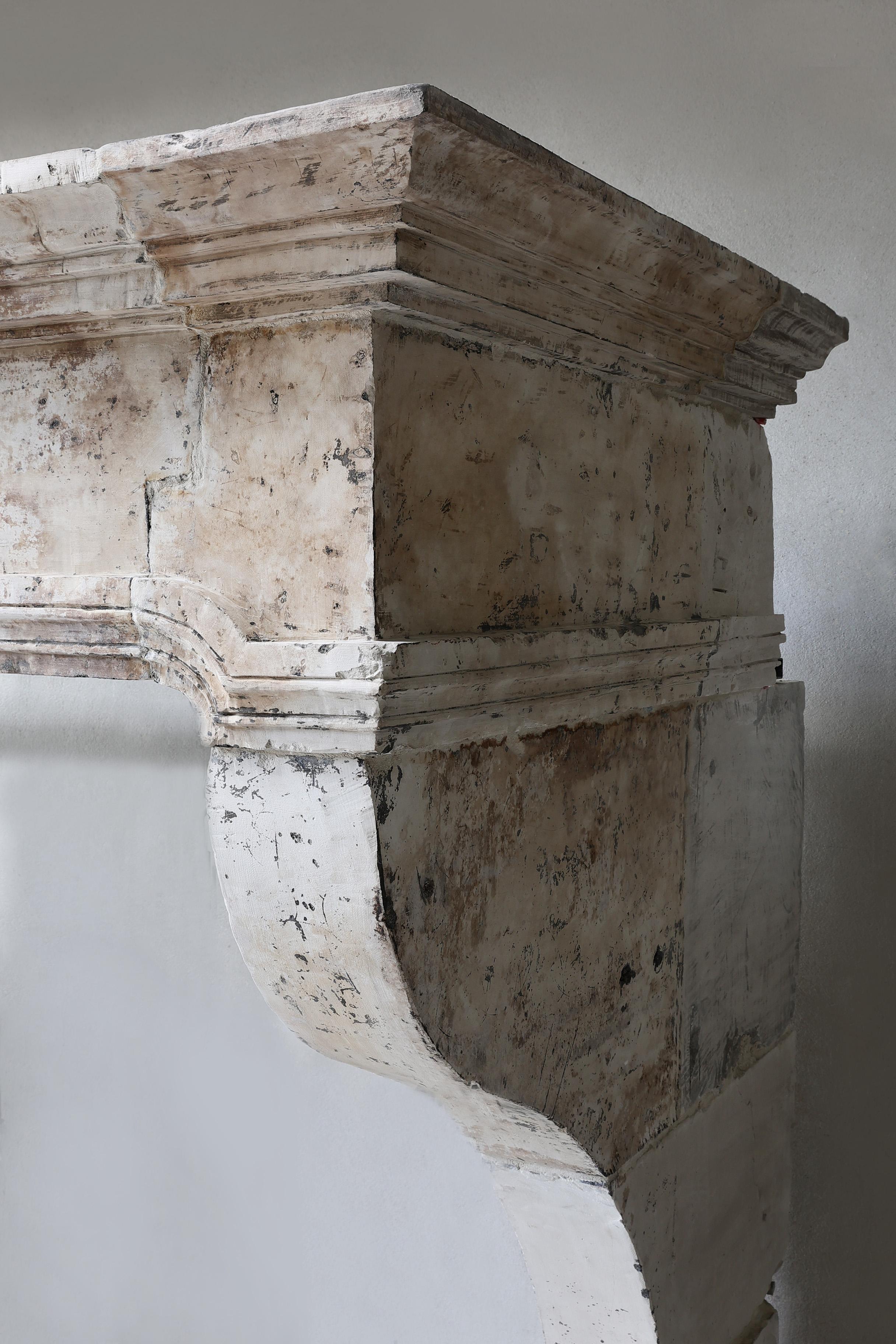 Camino antico in pietra calcarea francese del XVIII secolo Luigi XIII in vendita 1