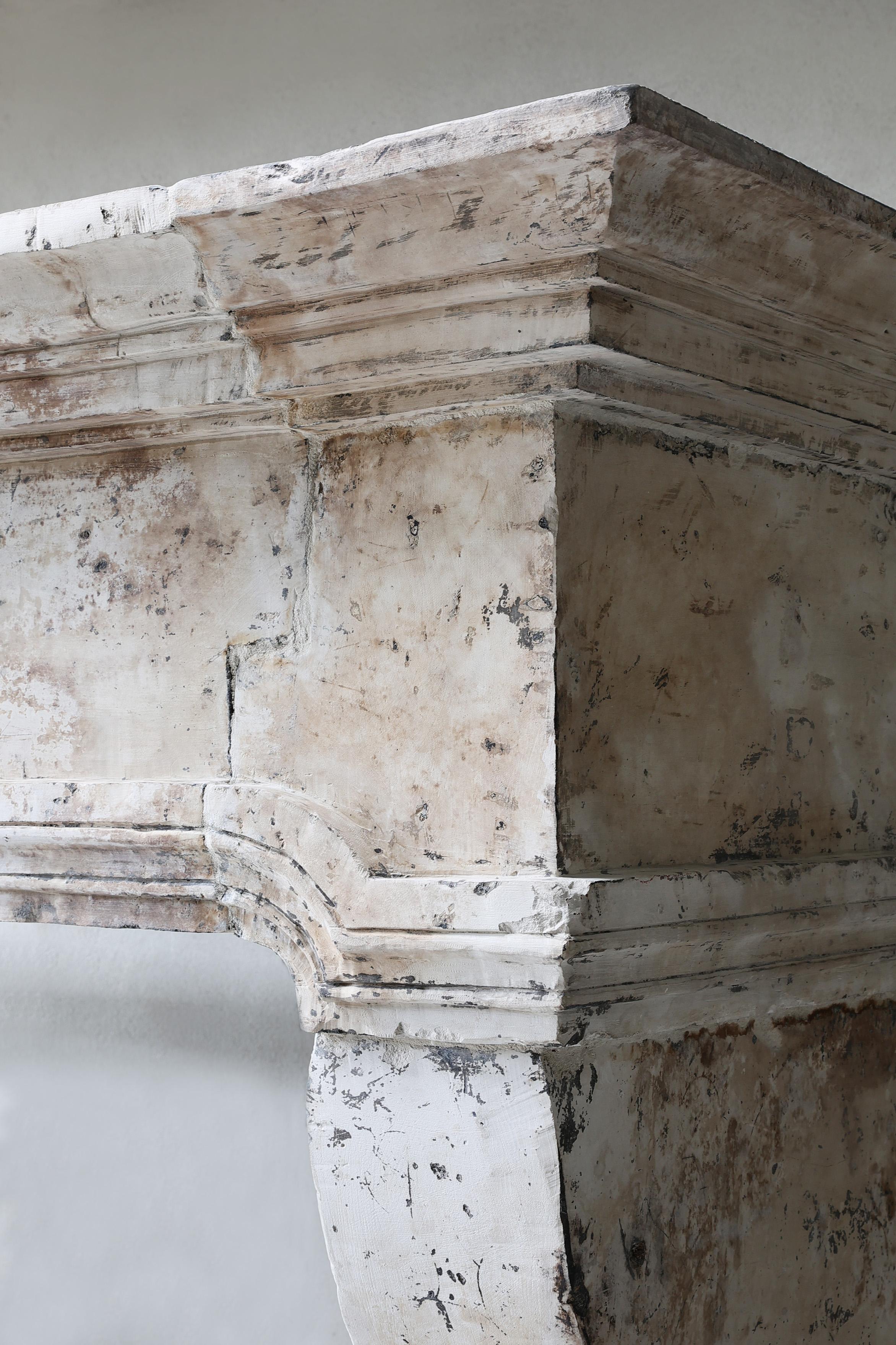 Camino antico in pietra calcarea francese del XVIII secolo Luigi XIII in vendita 2