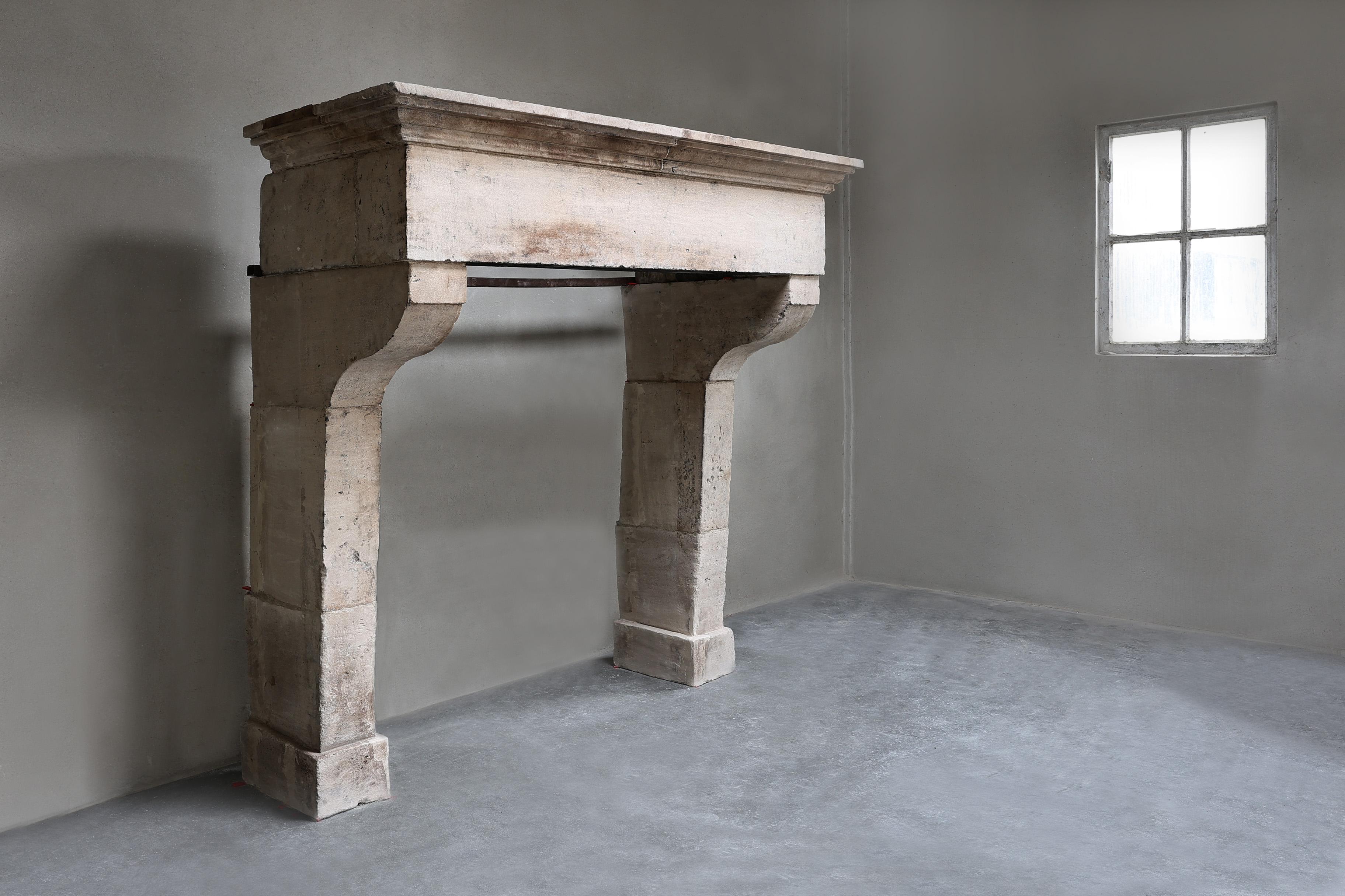 Altro Camino antico da castello in pietra calcarea francese del XIX secolo in vendita